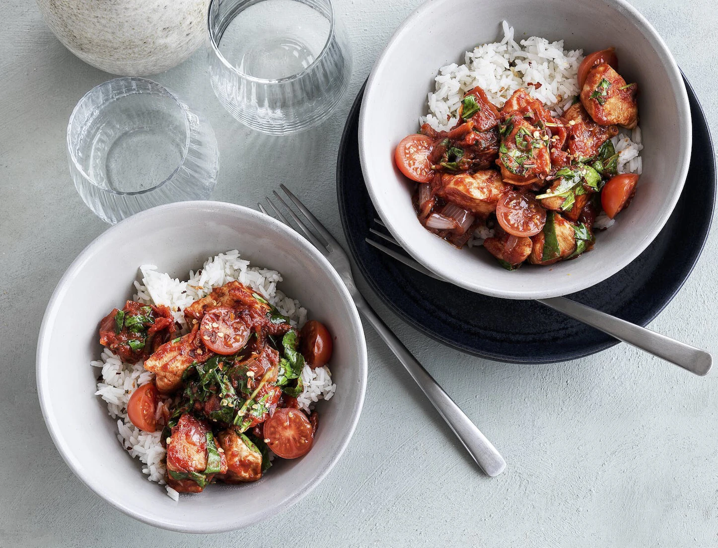 Kylling i krydret ingefær-tomatsauce med spinat og ris | SPIS BEDRE