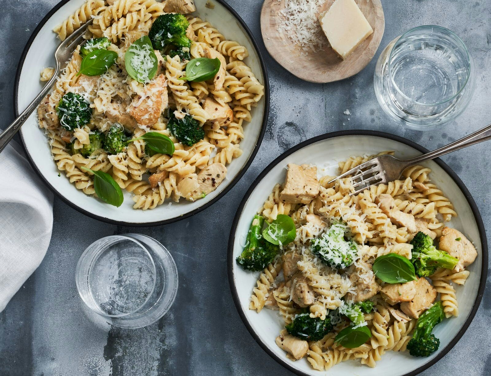 Kylling i mild sennepssauce med pasta og broccoli