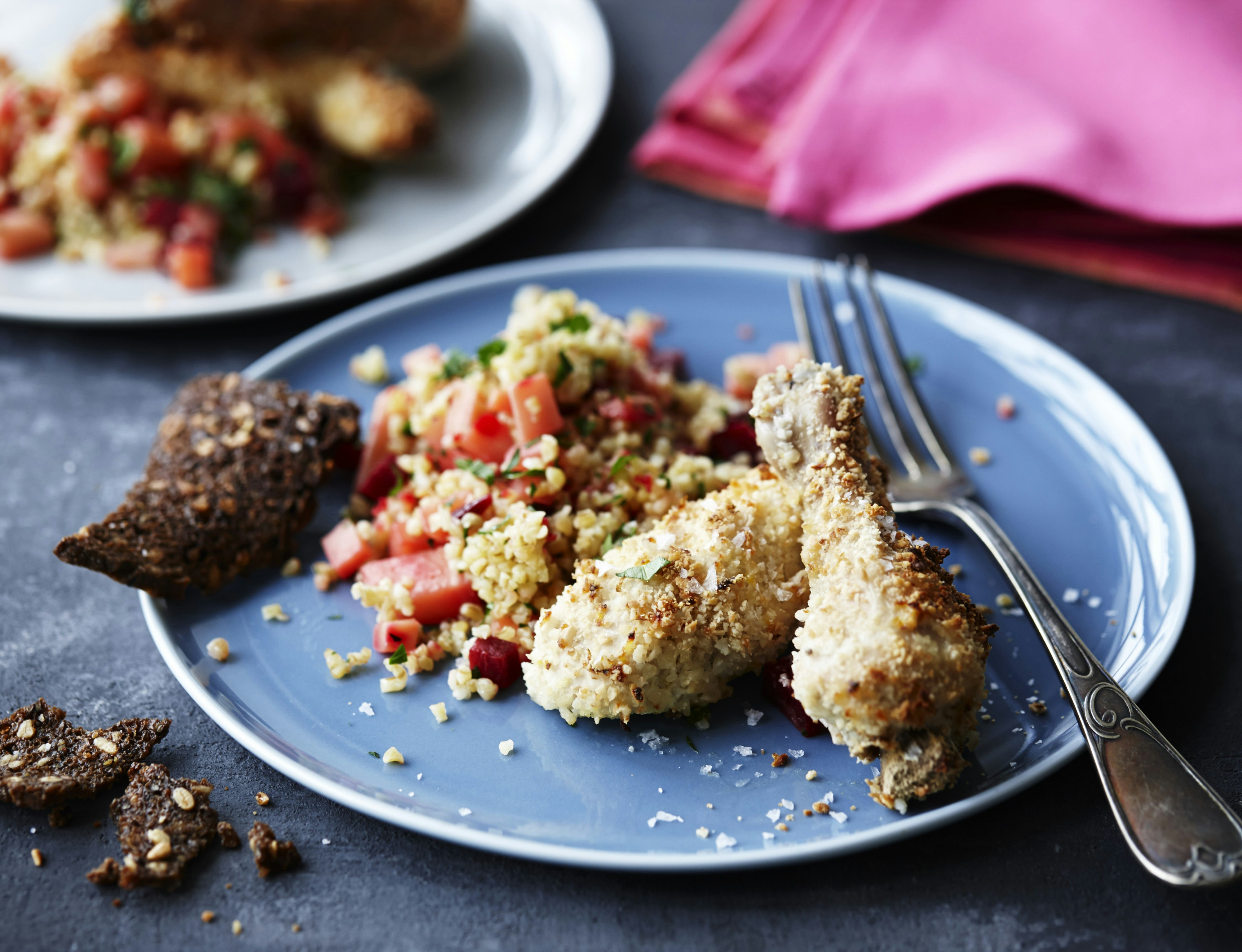 Kylling med mandeltopping og bulgursalat