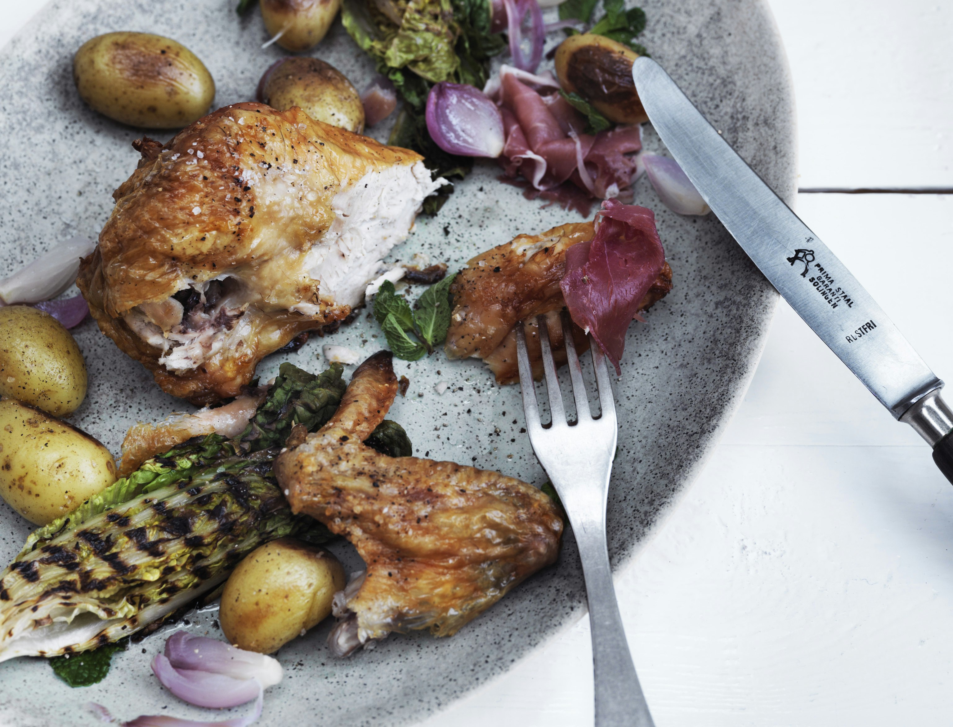 Kylling med stegt salat og syltede løg