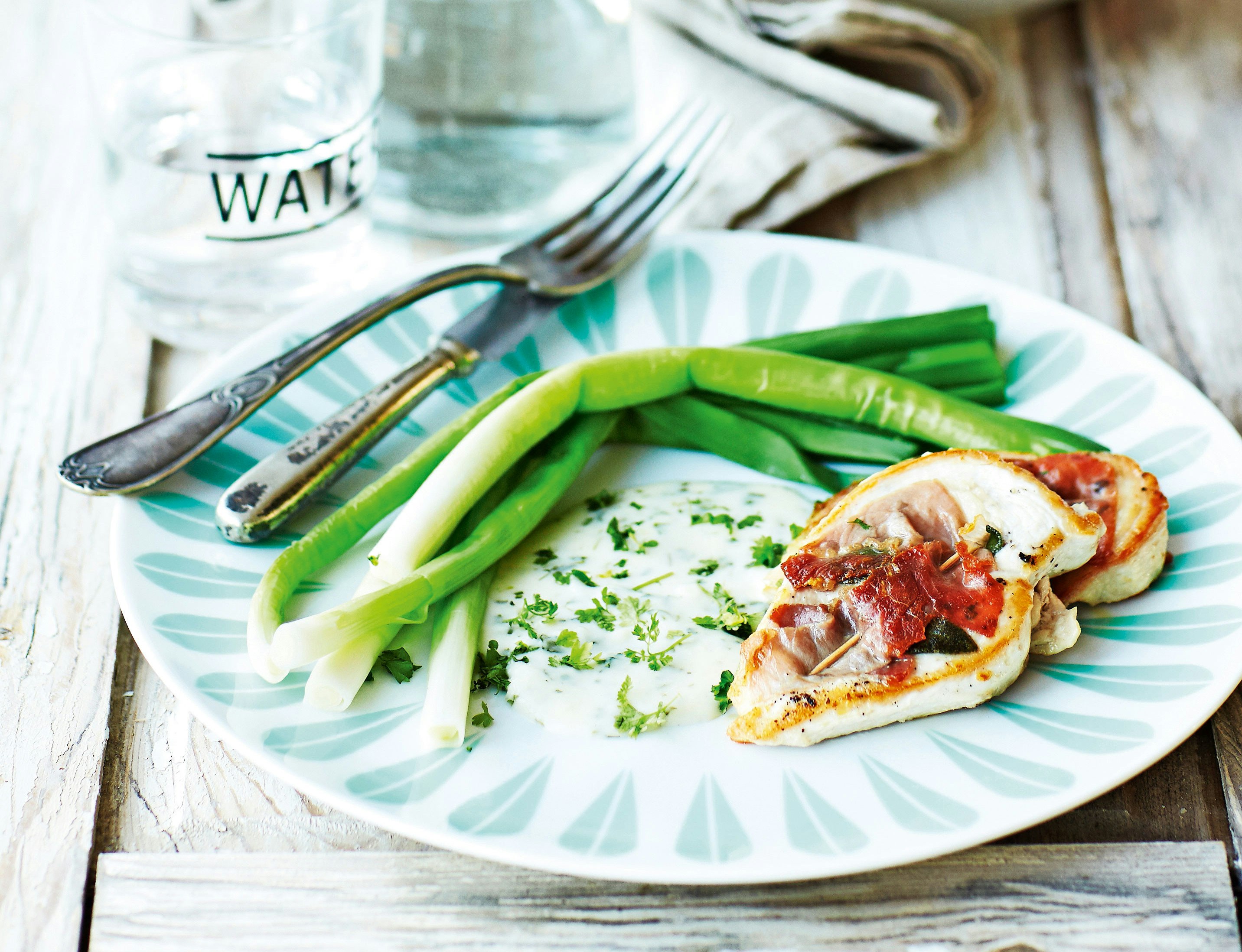 Kylling saltimbocca med dampede forårsløg og hvid urtesauce