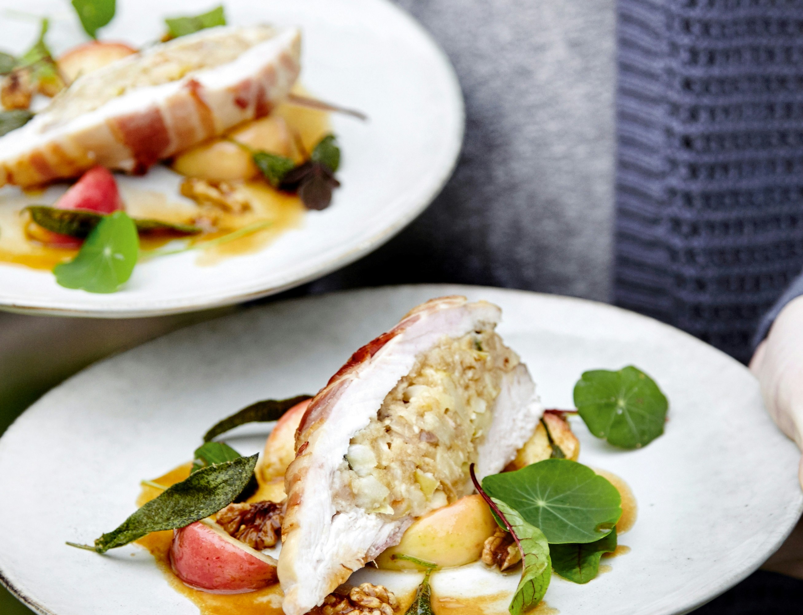 Kyllingebryst med æblestuffing svøbt i bacon