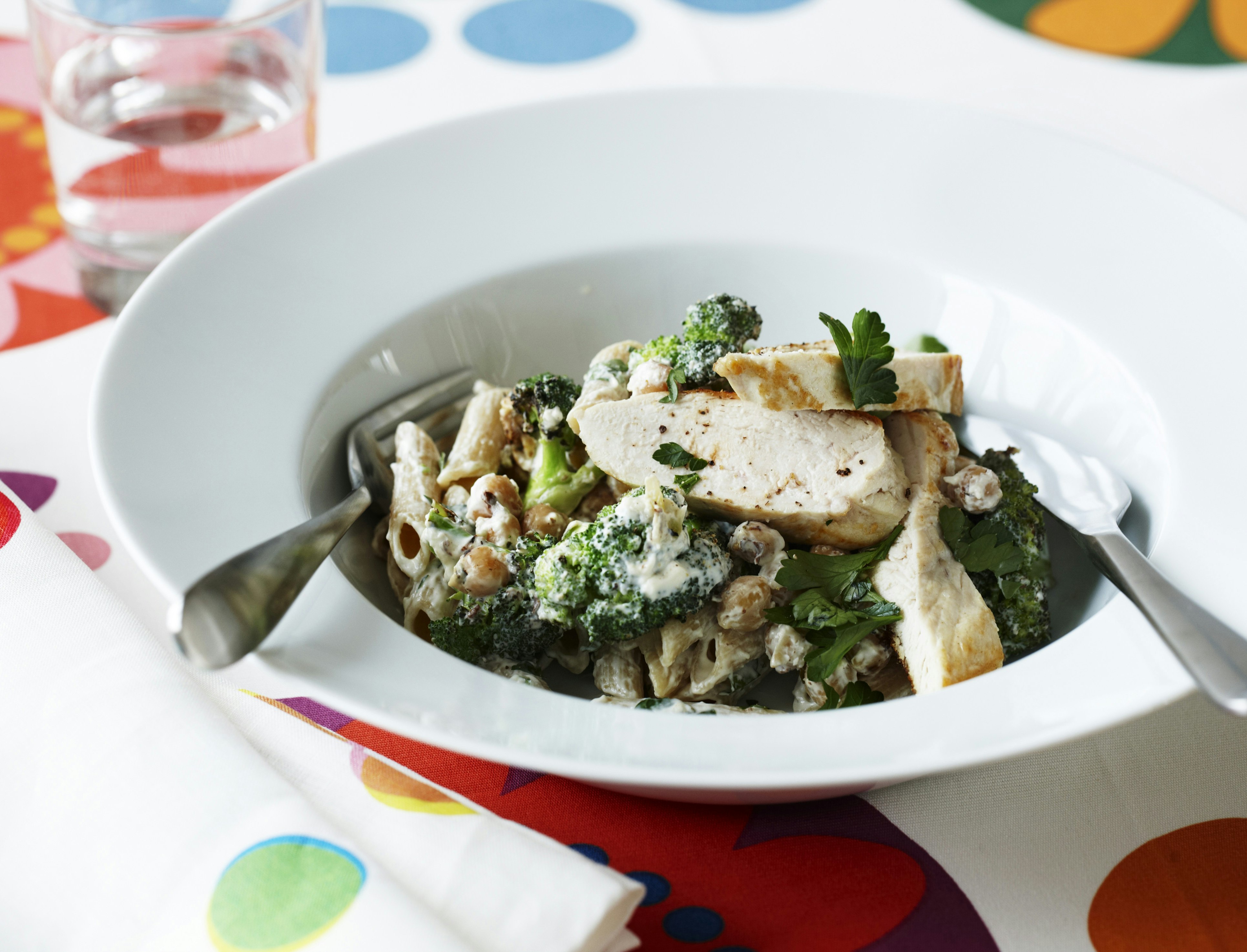 Kyllingebryst med pasta og ristet broccoli