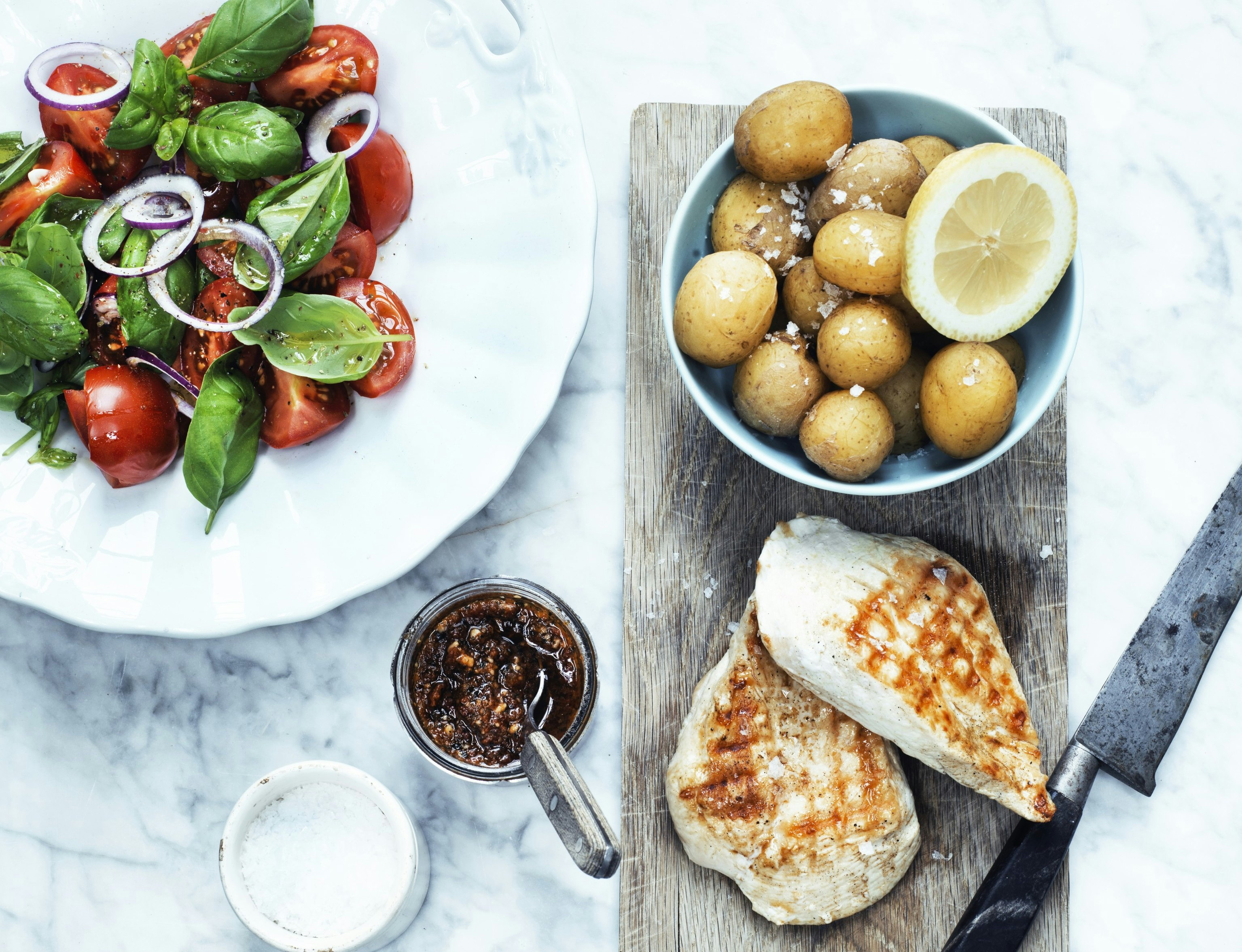 Kyllingebryst med peberfrugtsauce og tomatsalat