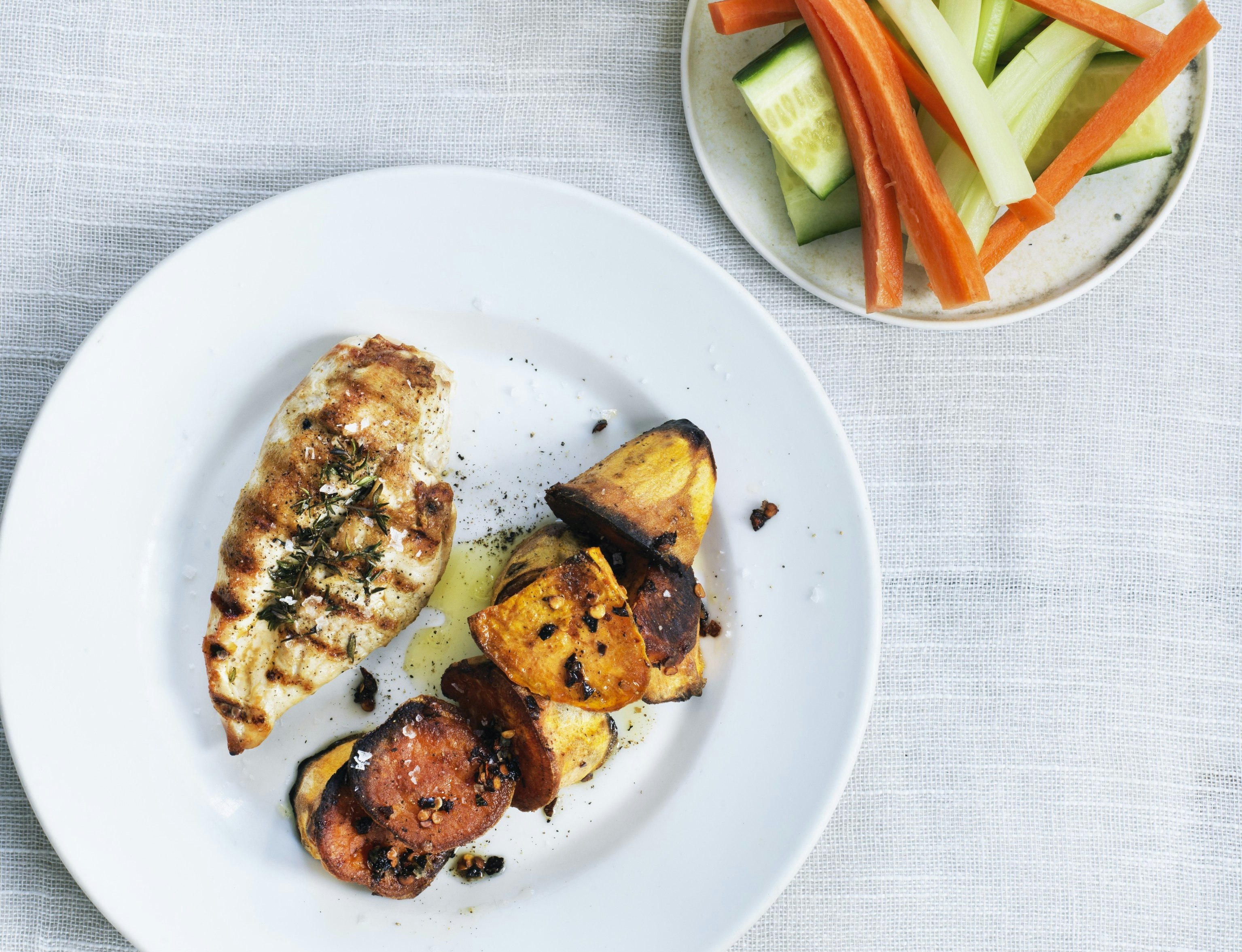 Kyllingebryst med søde kartofler og grøntsagsstave