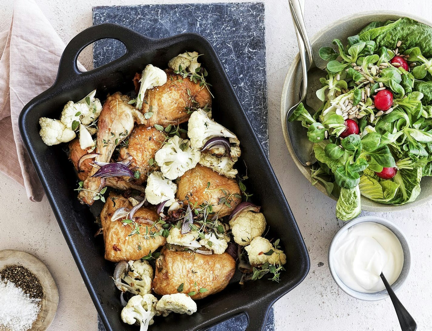 Kyllingefad med blomkål, hvidvin og timian