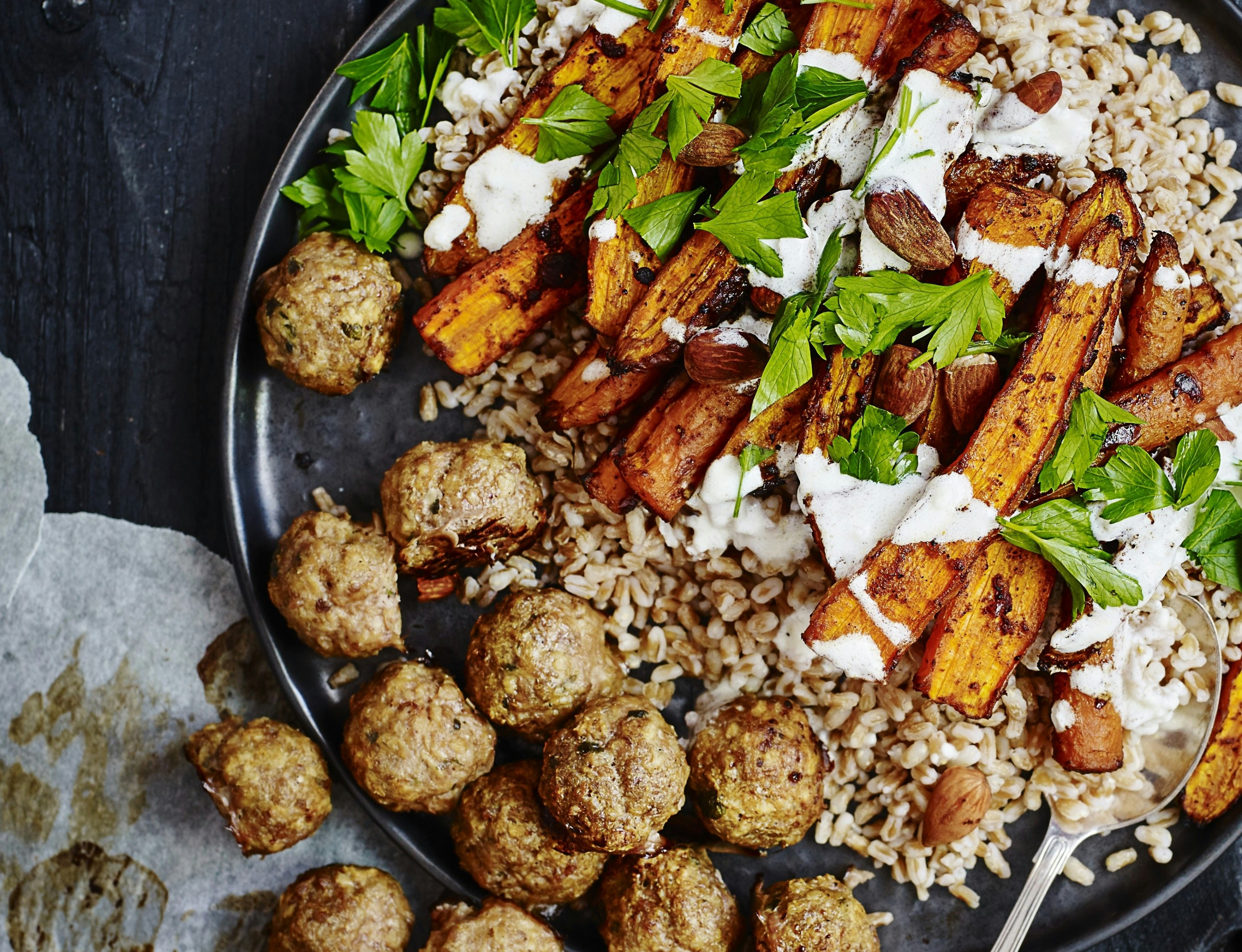 Kyllingefrikadeller med harissasalat
