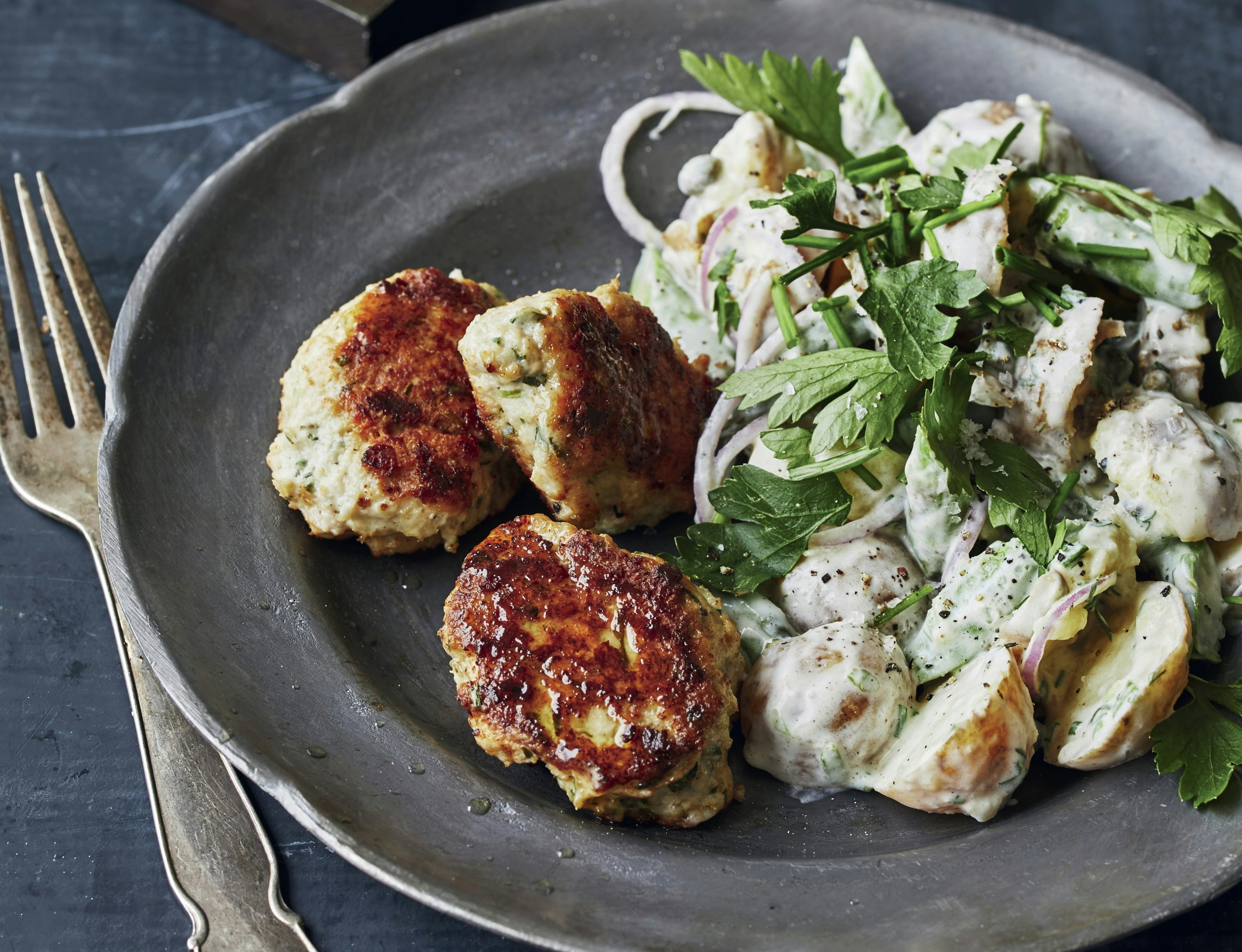 Kyllingefrikadeller med kartoffelsalat