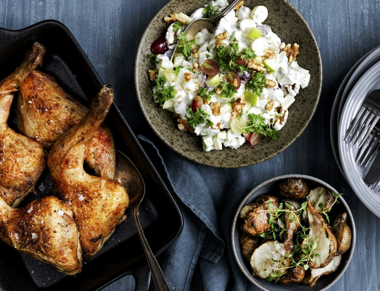 Kyllingelår med bagte jordskokker og waldorfsalat