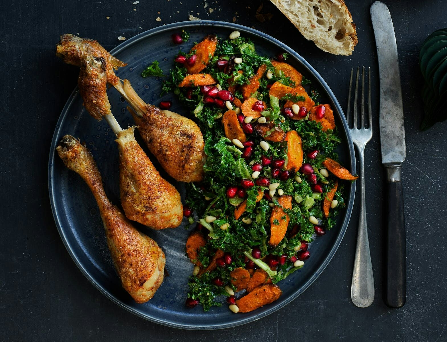 Kyllingelår og grønkålssalat med bagte gulerødder
