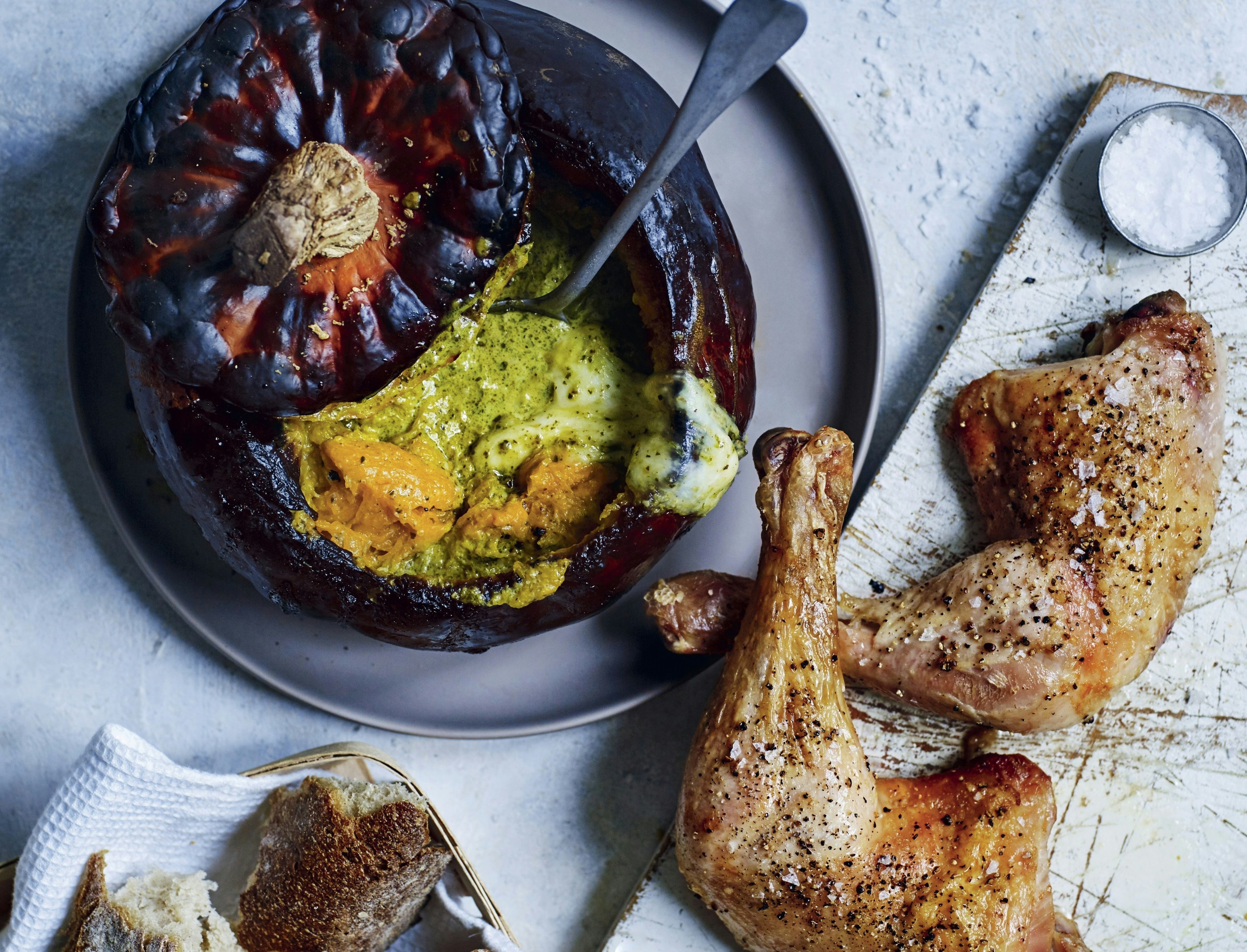 Kyllingelår og helstegt græskar med pesto