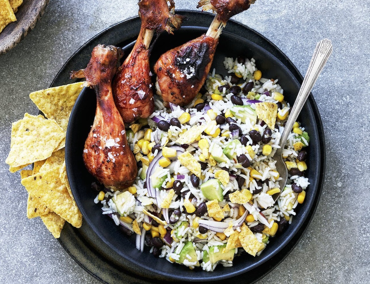 Kyllingelår og mexicansk rissalat med sorte bønner