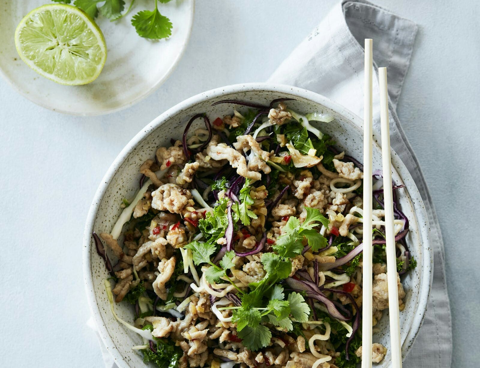 Kyllingelarb med nudler og kål