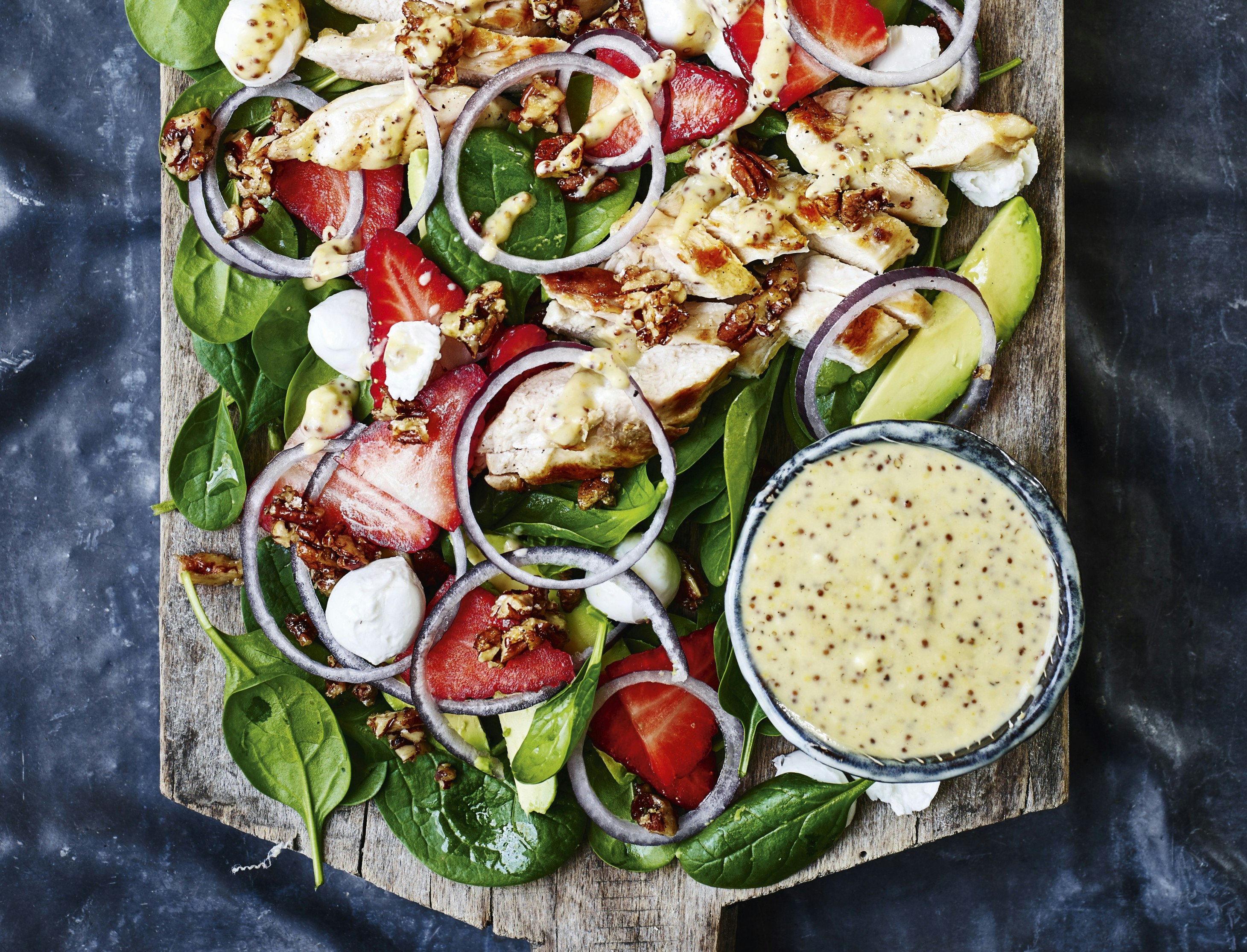 Kyllingesalat med avocado og jordbær