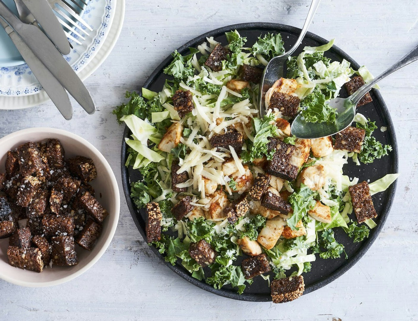 Kyllingesalat med rugbrøds-croutoner og parmesan