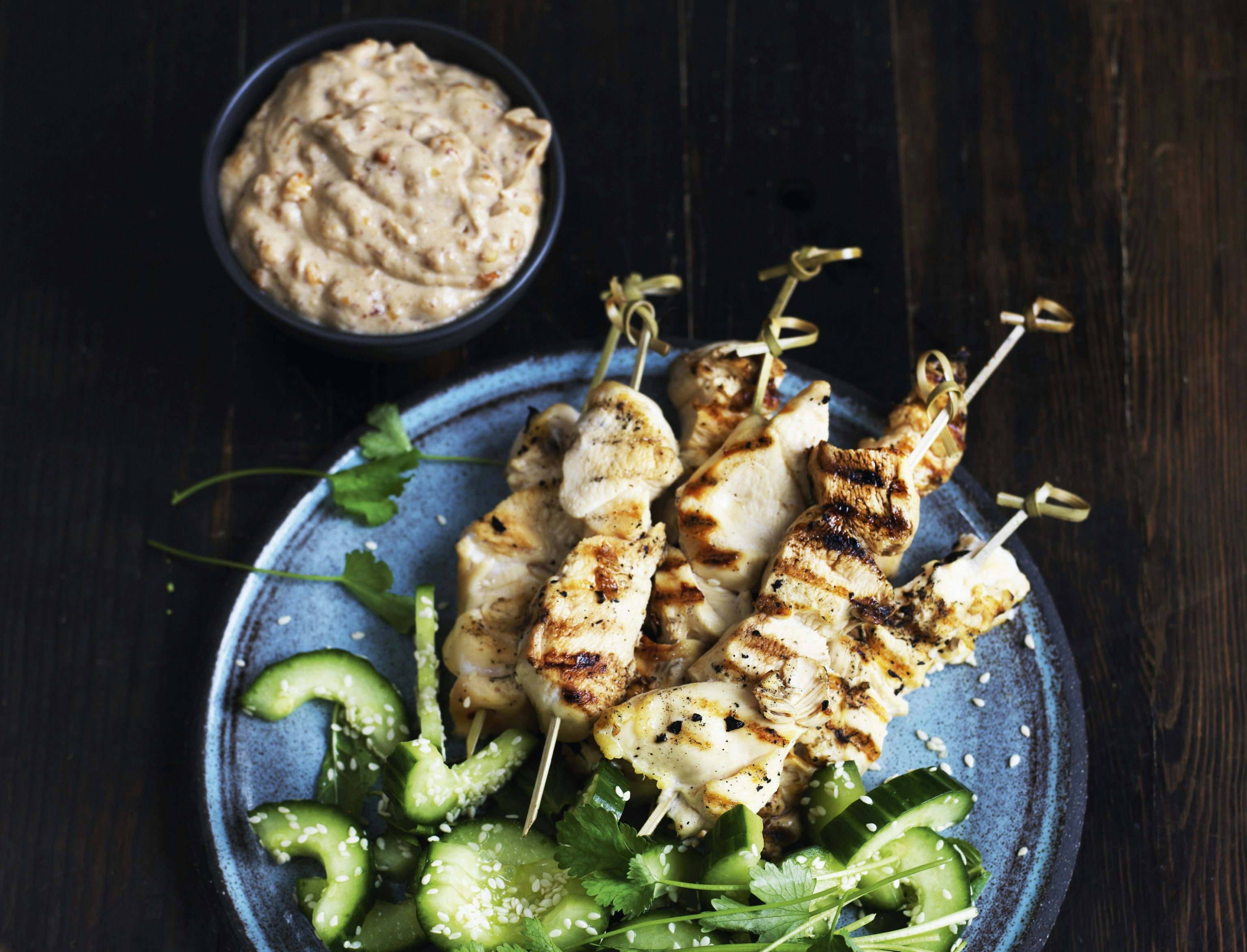 Kyllingespyd med agurkesalat og peanutsauce