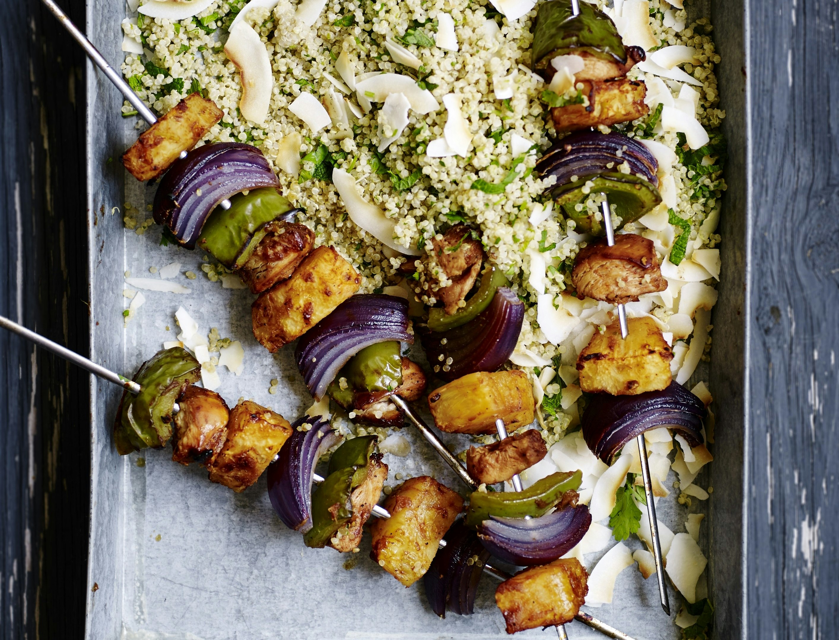 Kyllingespyd med frisk ananas og kokos-quinoa