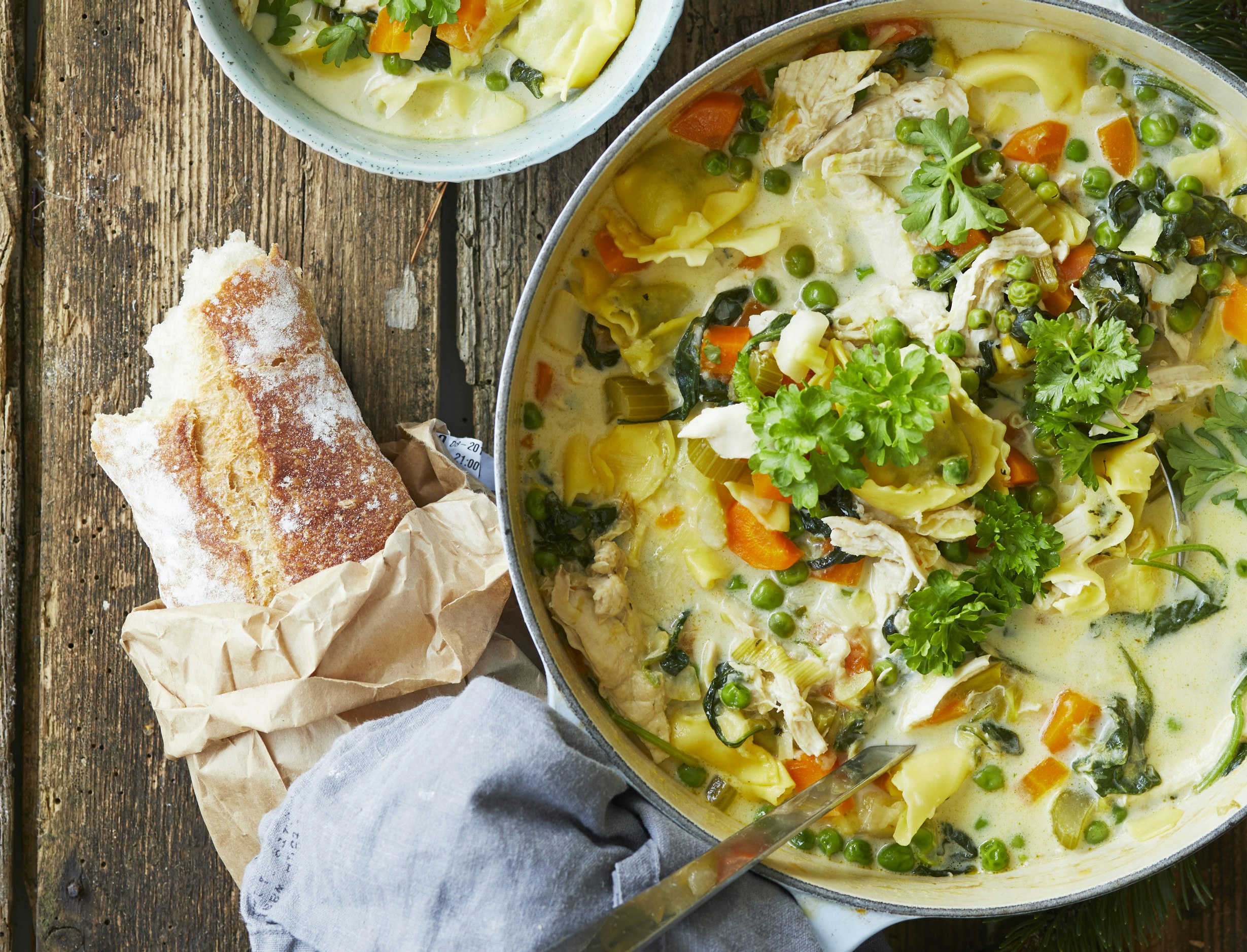 Kyllingesuppe med tortellini