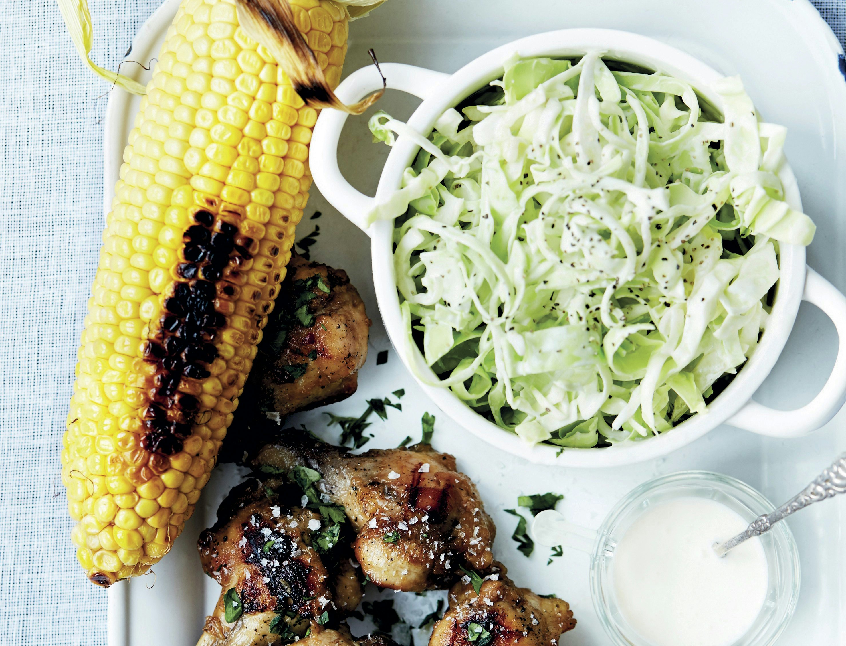 Kyllingevinger med sød chilimarinade, coleslaw og majskolber