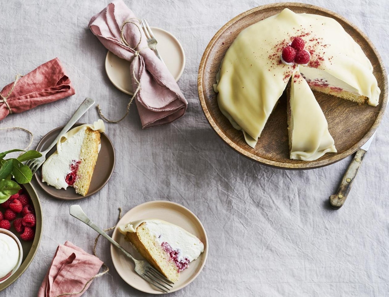 Lagkage med citronskum og hindbær