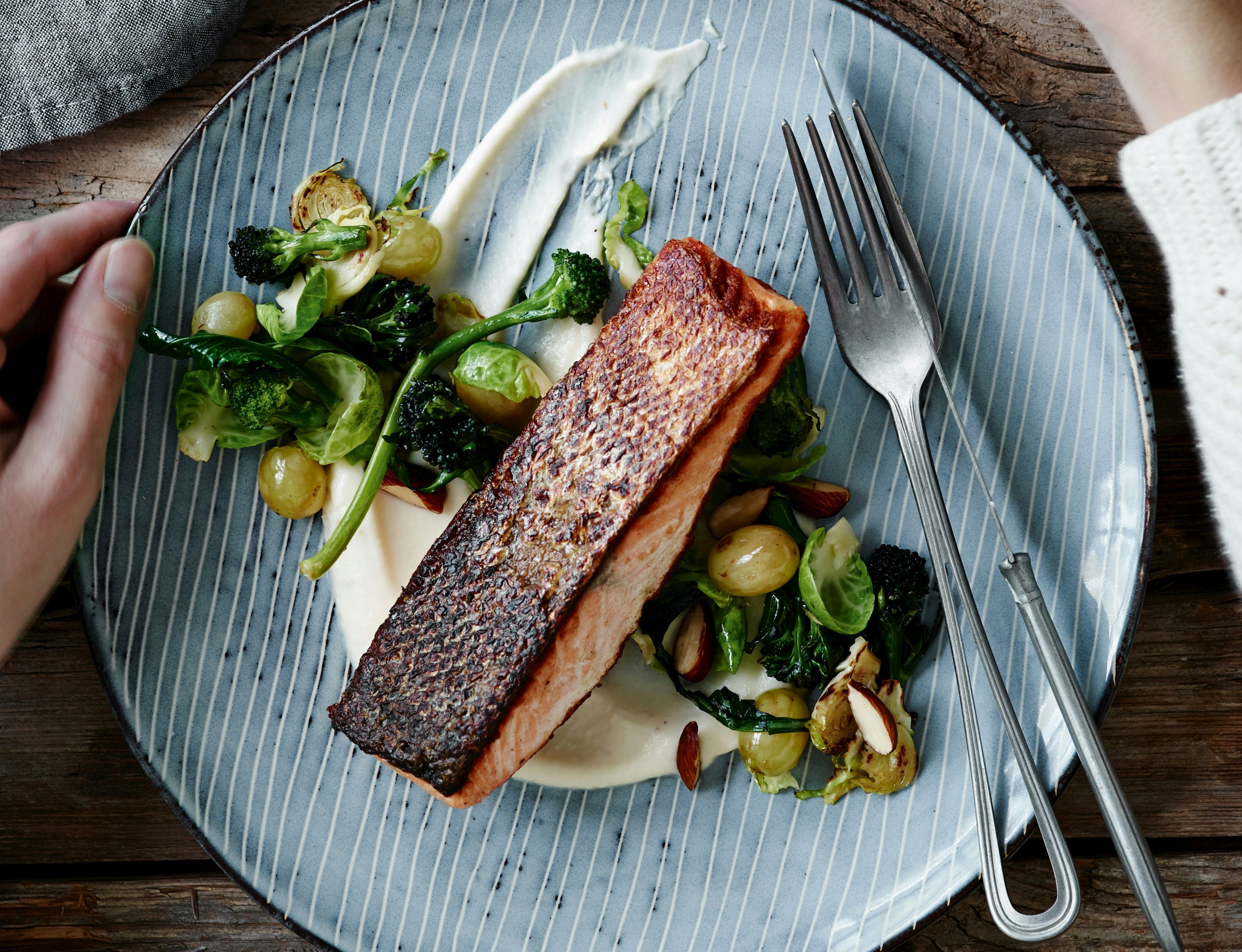 Laks med blomkålscreme og sauteret rosenkål