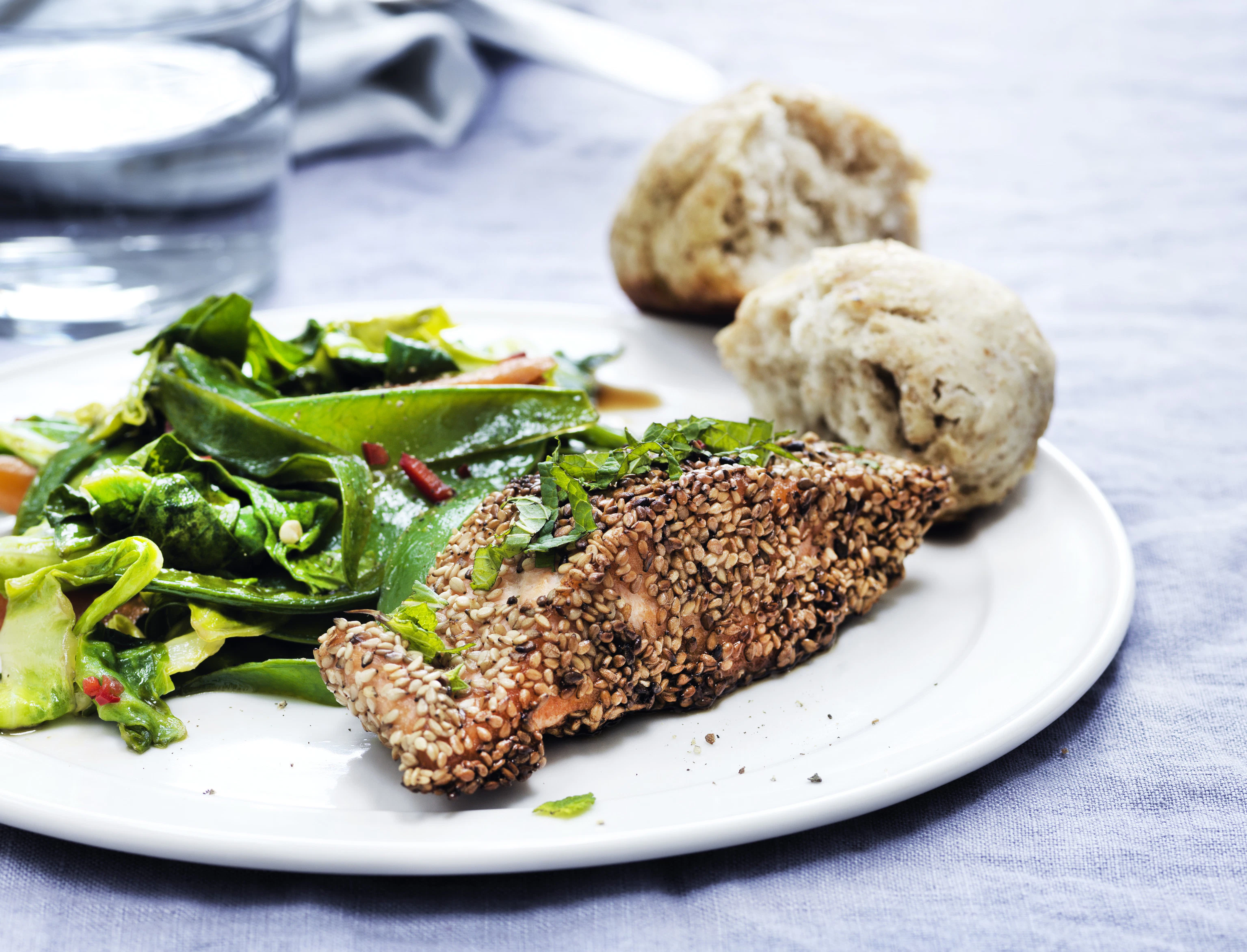 Laks med sesampanering og lun asiatisk spidskålssalat