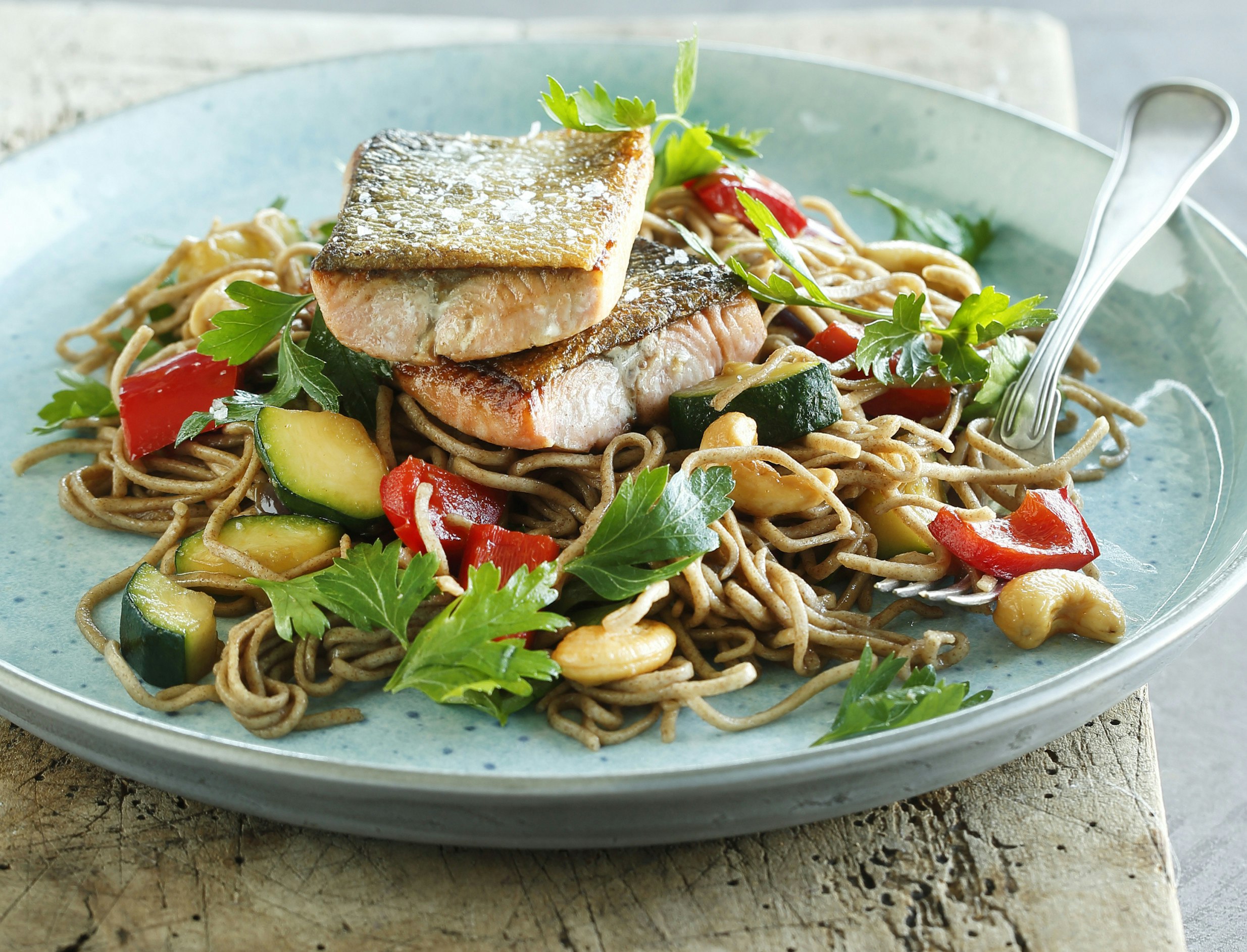 Laks med sojastegt grønt og nudler