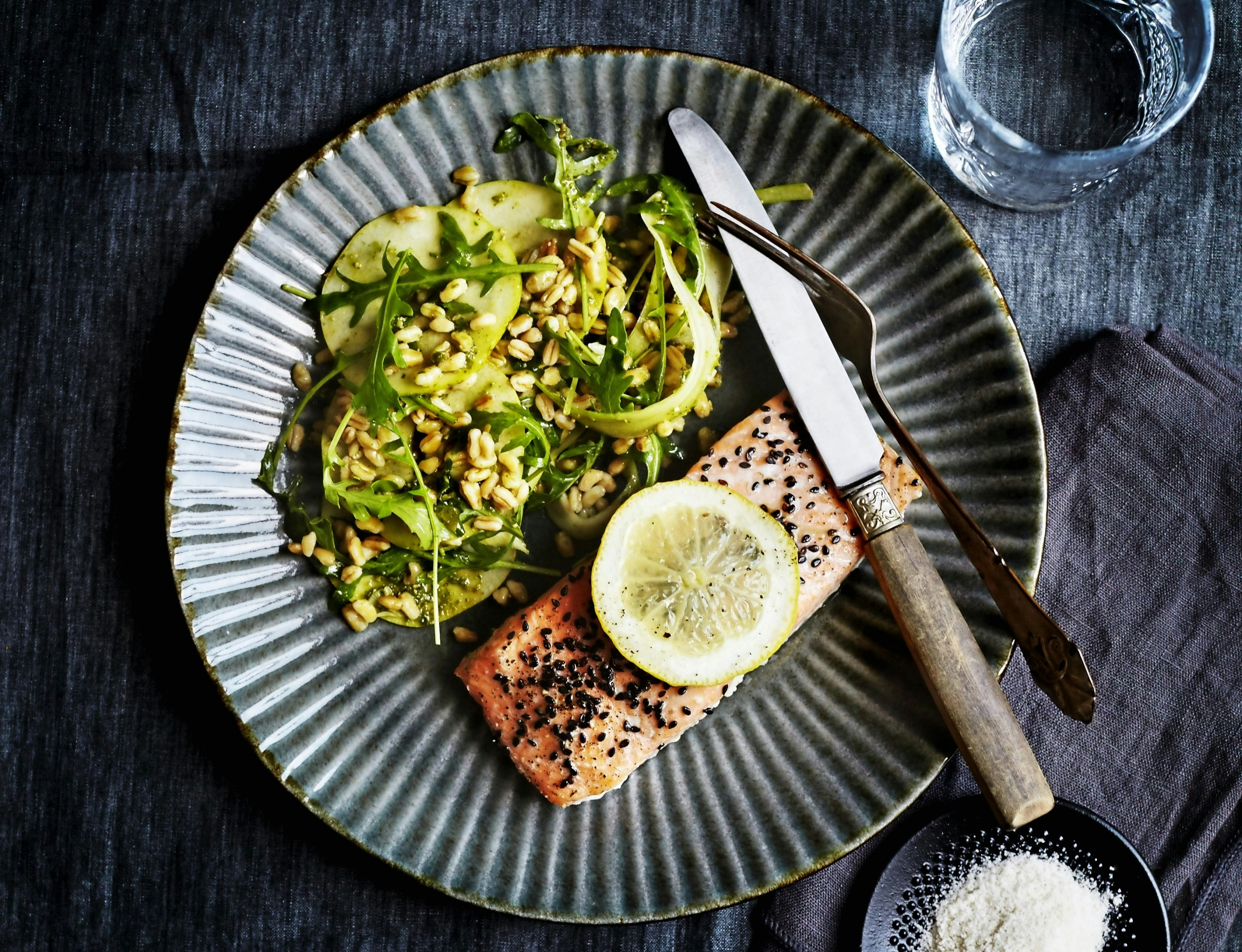 Laks med sort sesam og hvedekernesalat med fennikel og pære