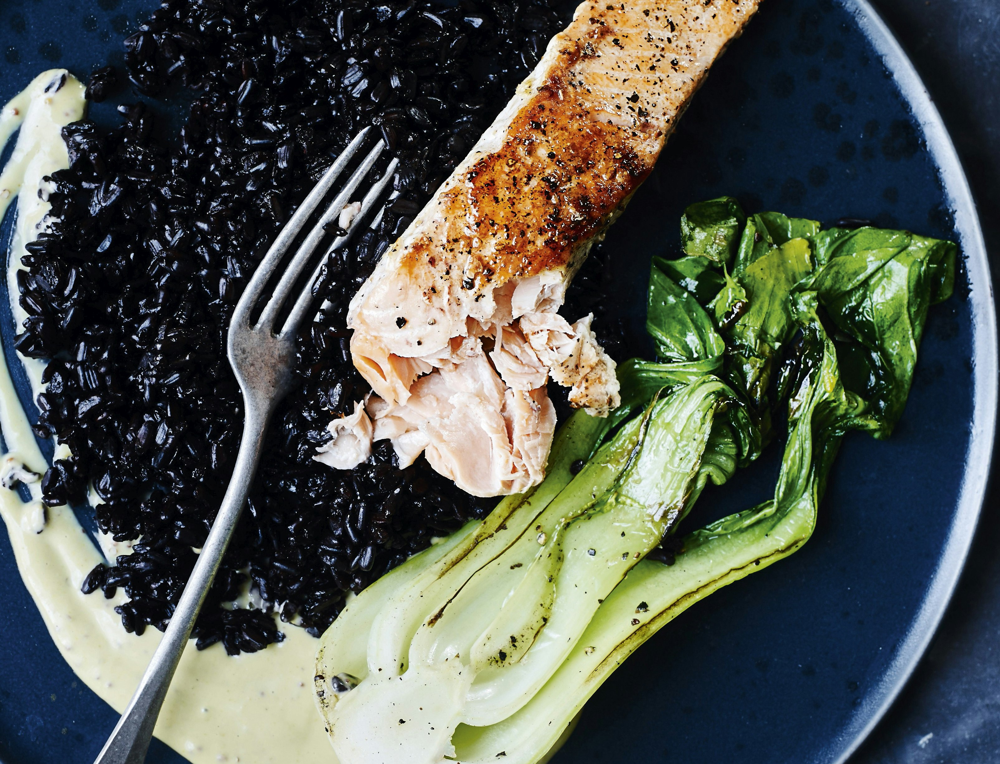 Laks med sorte ris, pak choy og wasabimayo