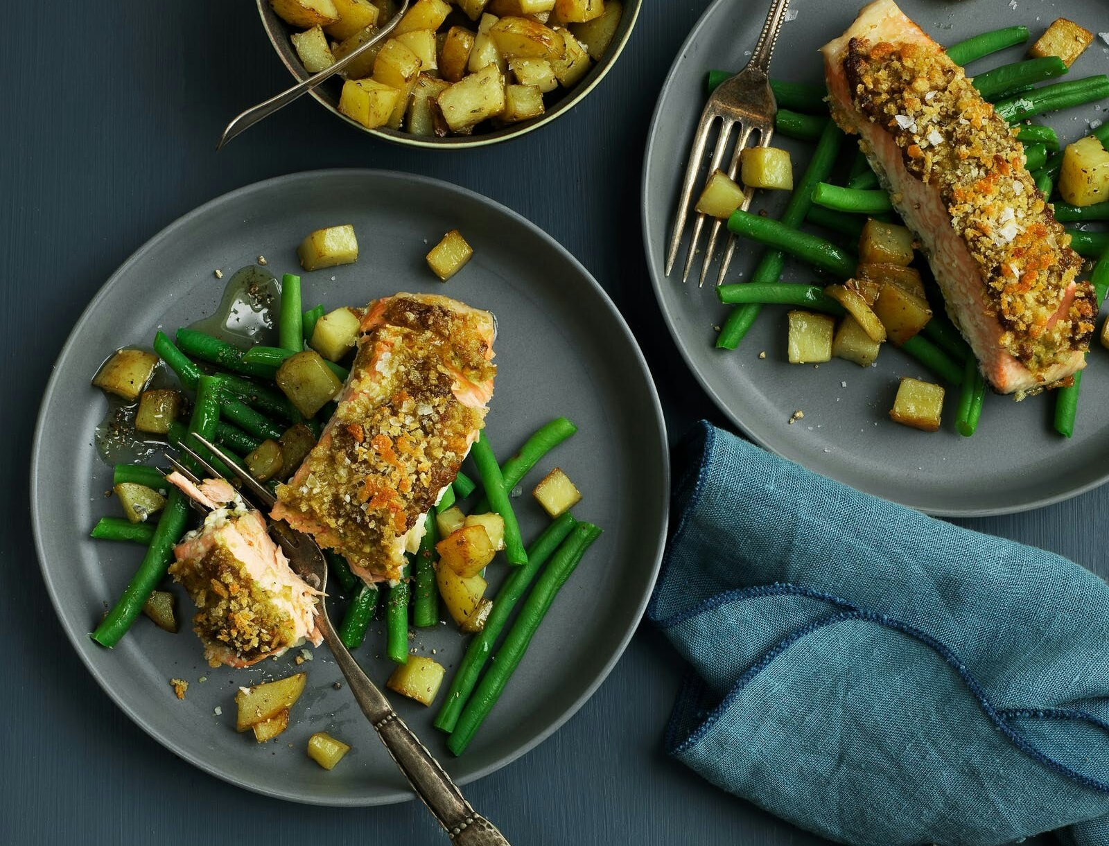 Laks med sprød pestotop og grønne bønner