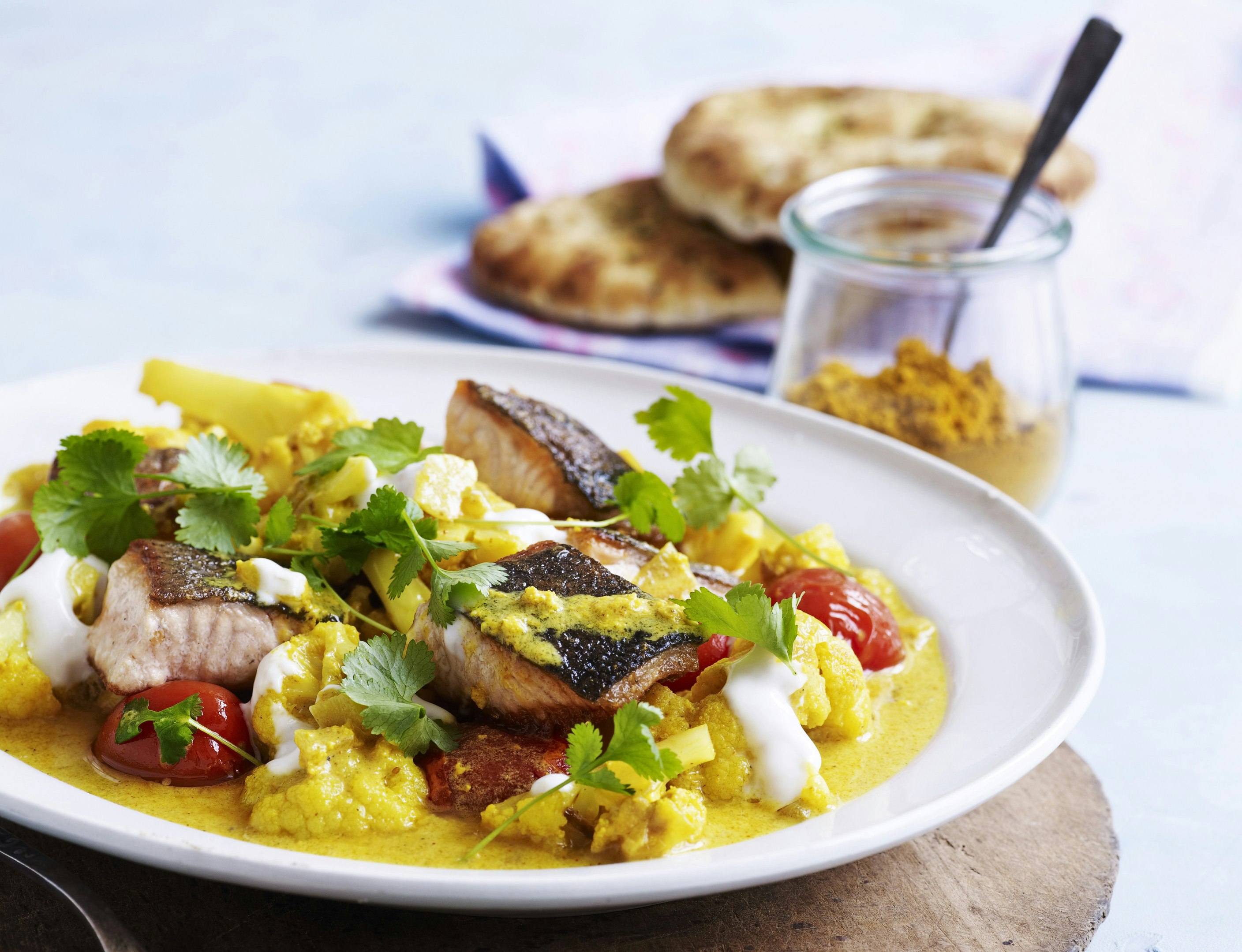 Laks og blomkål i karry med tomat og yoghurt