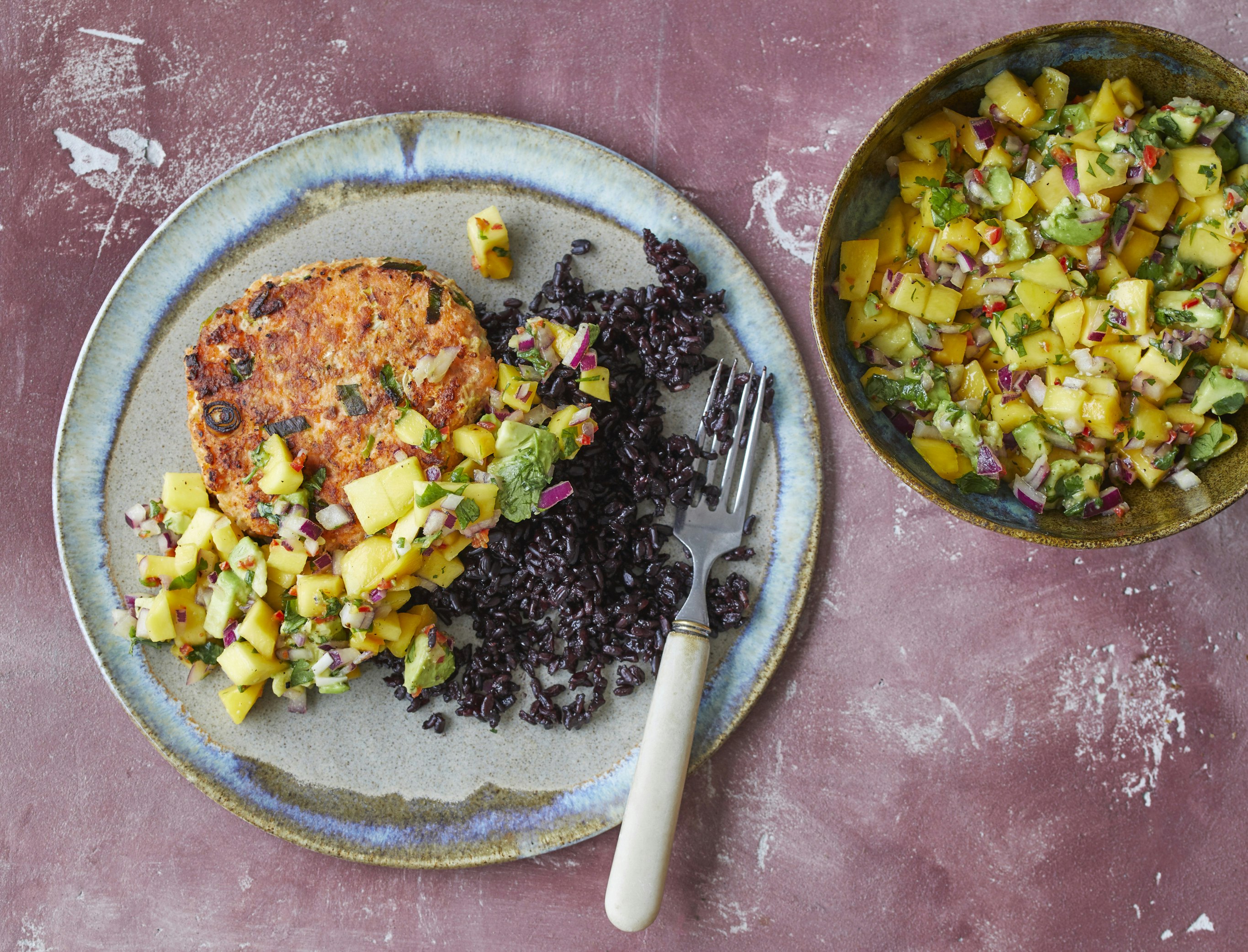 Laksebøffer med sorte ris og mango-avocado-salsa
