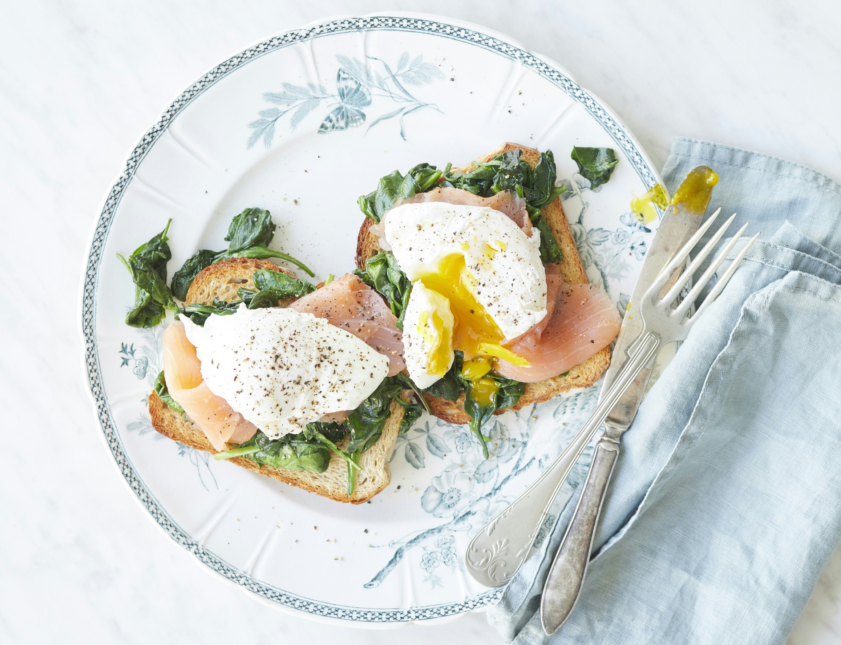 Laksemadder med spinat og pocherede æg