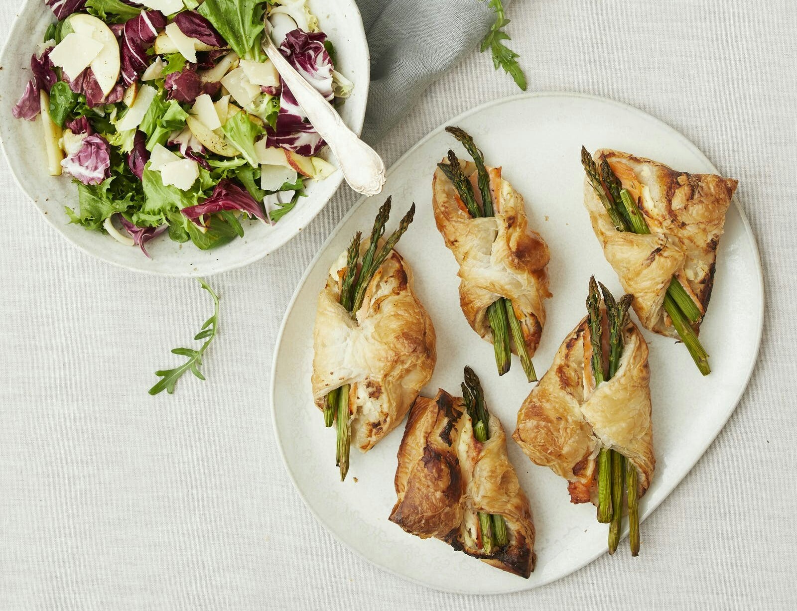 Laksepakker med flødeost og asparges