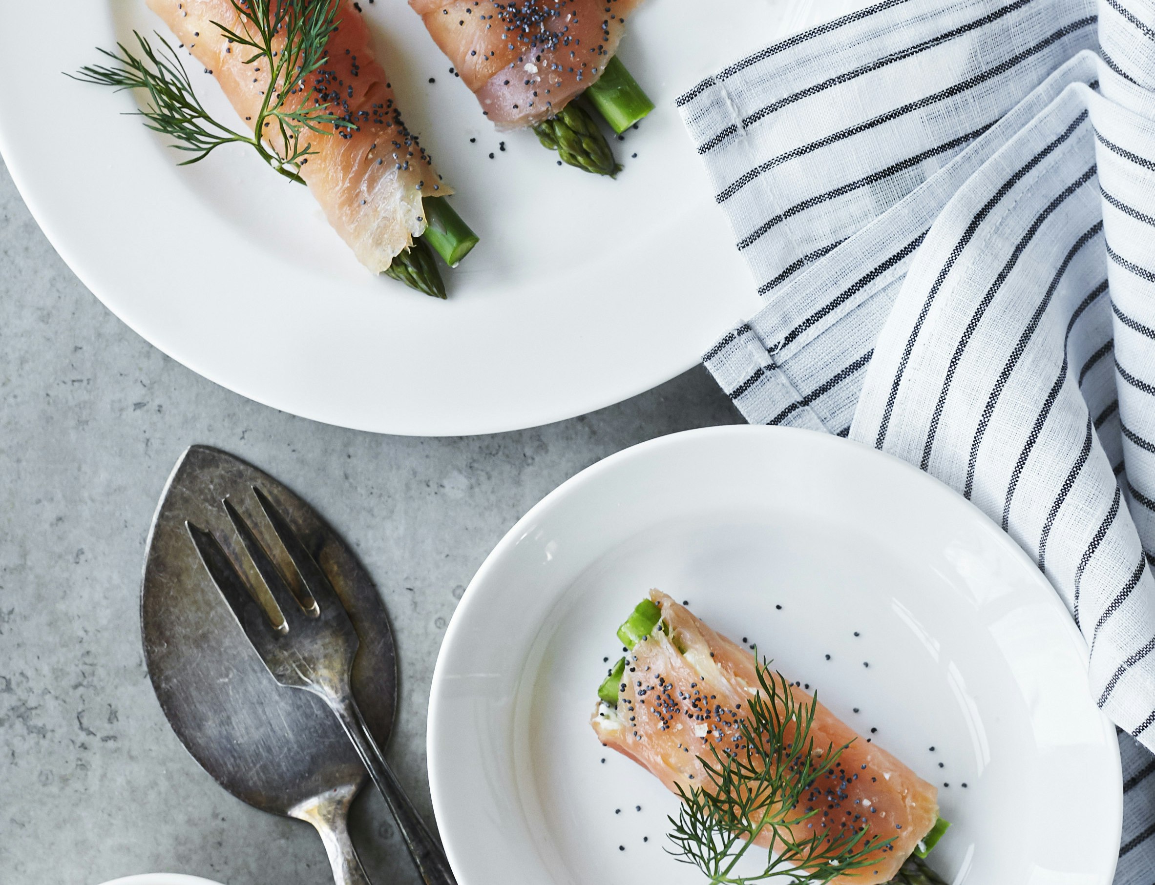 Lakseruller med asparges