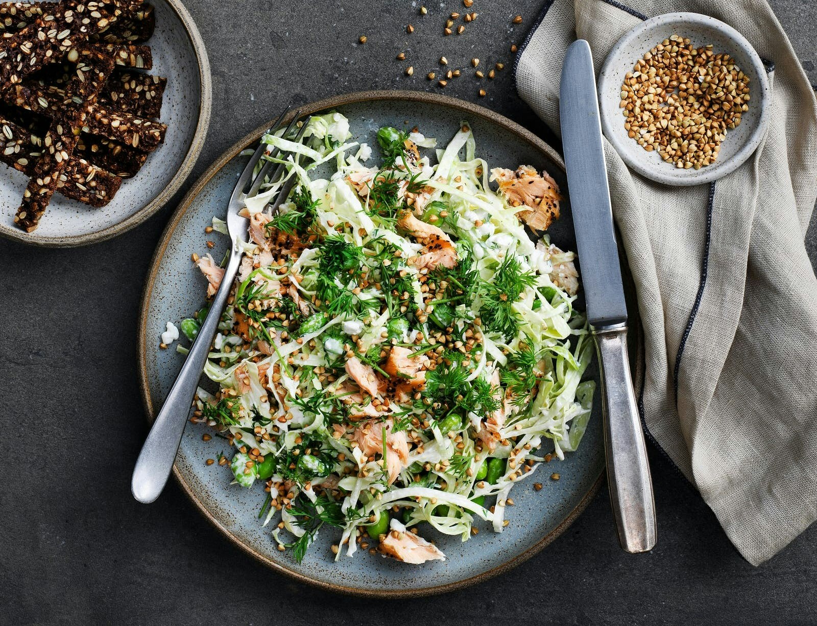 Laksesalat med spidskål, hytteost og ristet boghvede