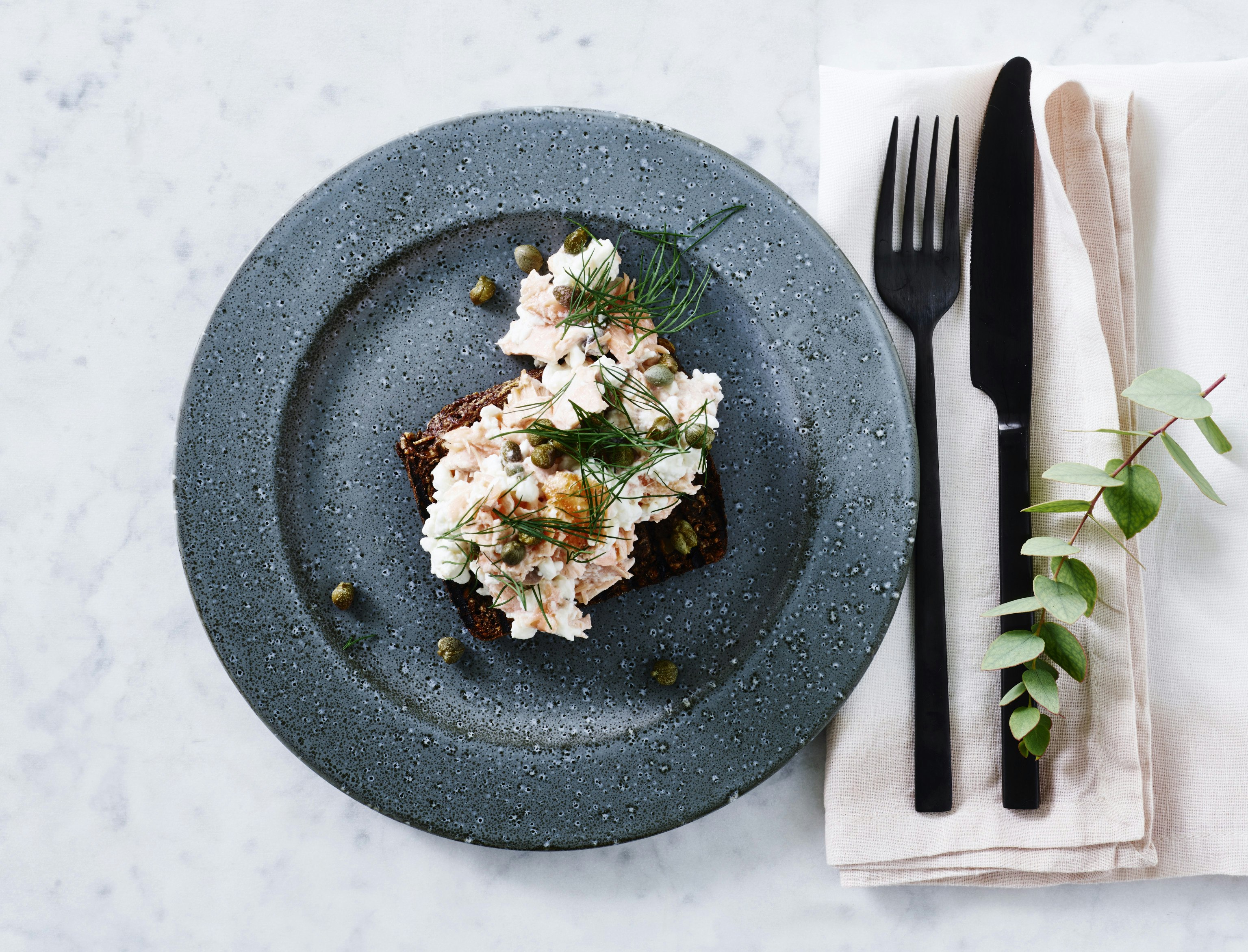 Laksesalat på rugbrød