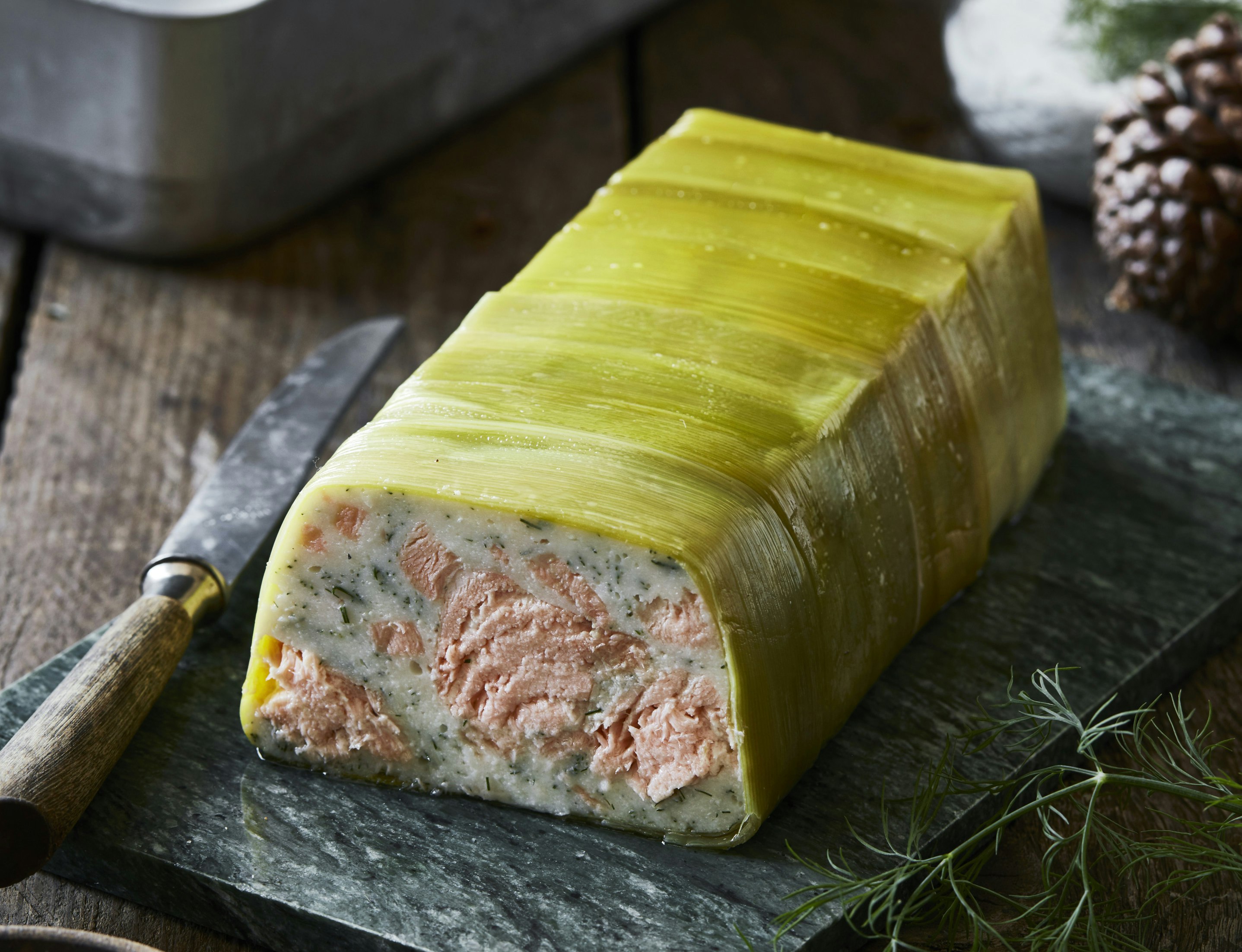 Lakseterrine i porresvøb med urtedressing