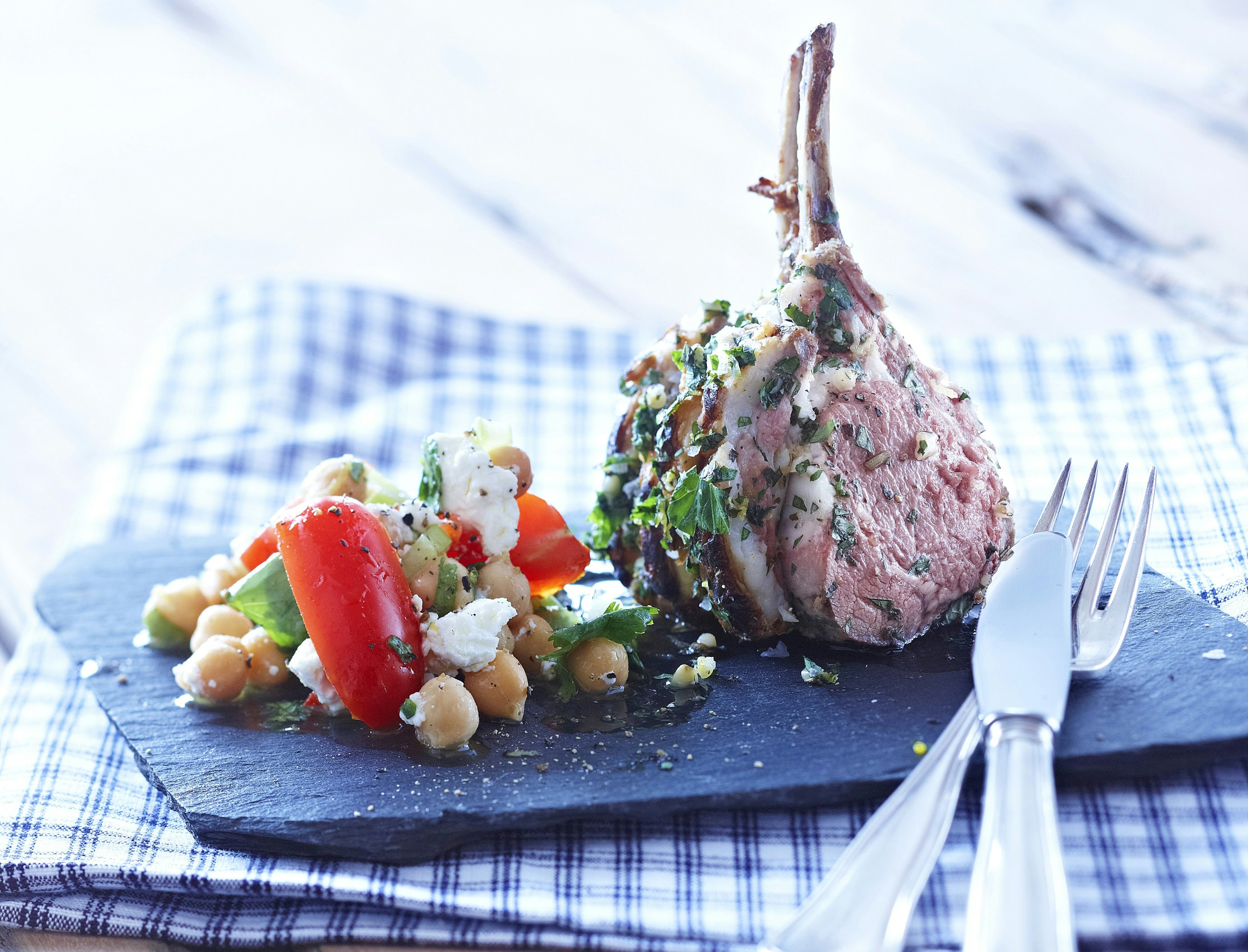 Lam med krydderurtedrys og kikærtesalat