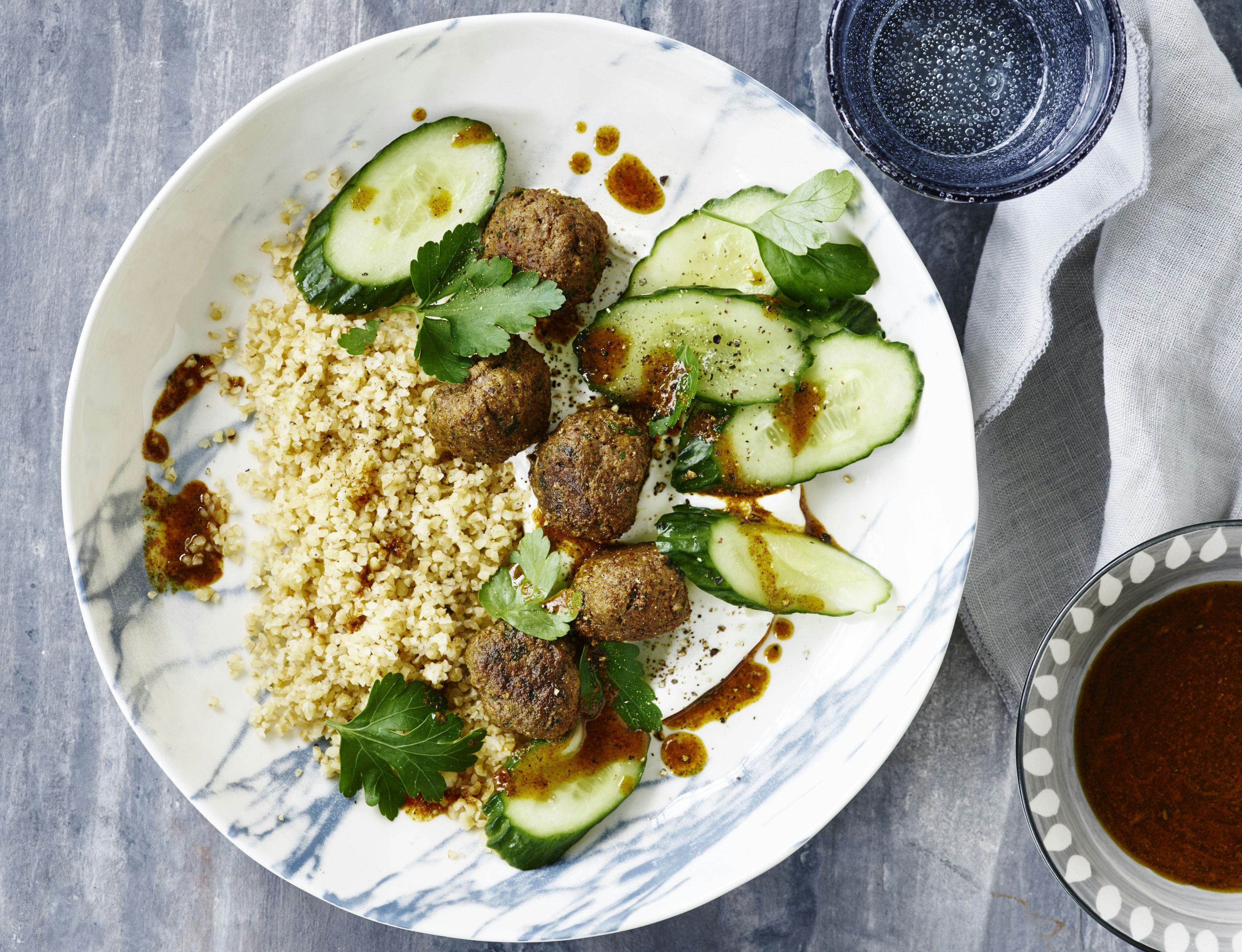 Lammefrikadeller med bulgur og saltet agurk
