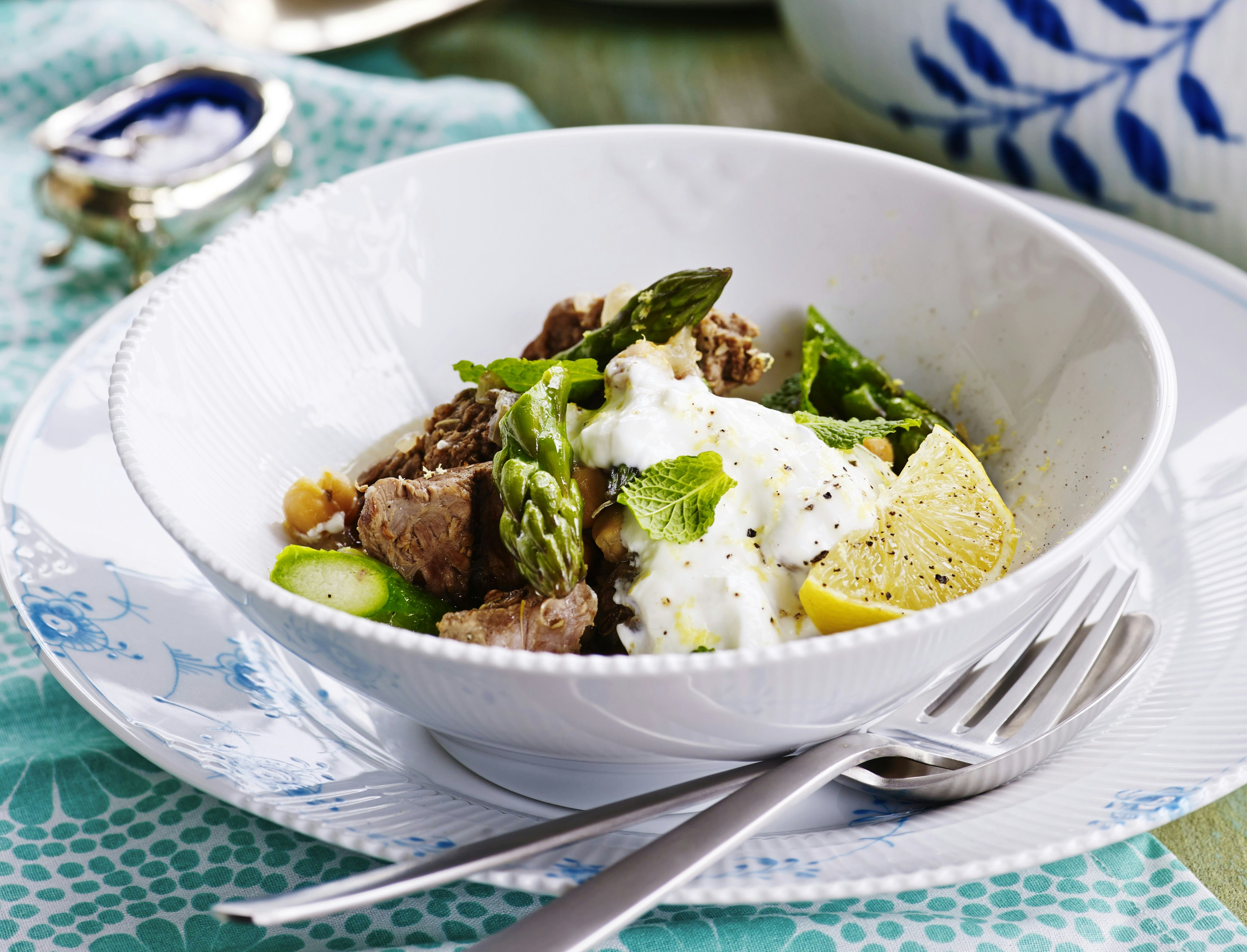 Lammefrikassé med kikærter, mynte og asparges