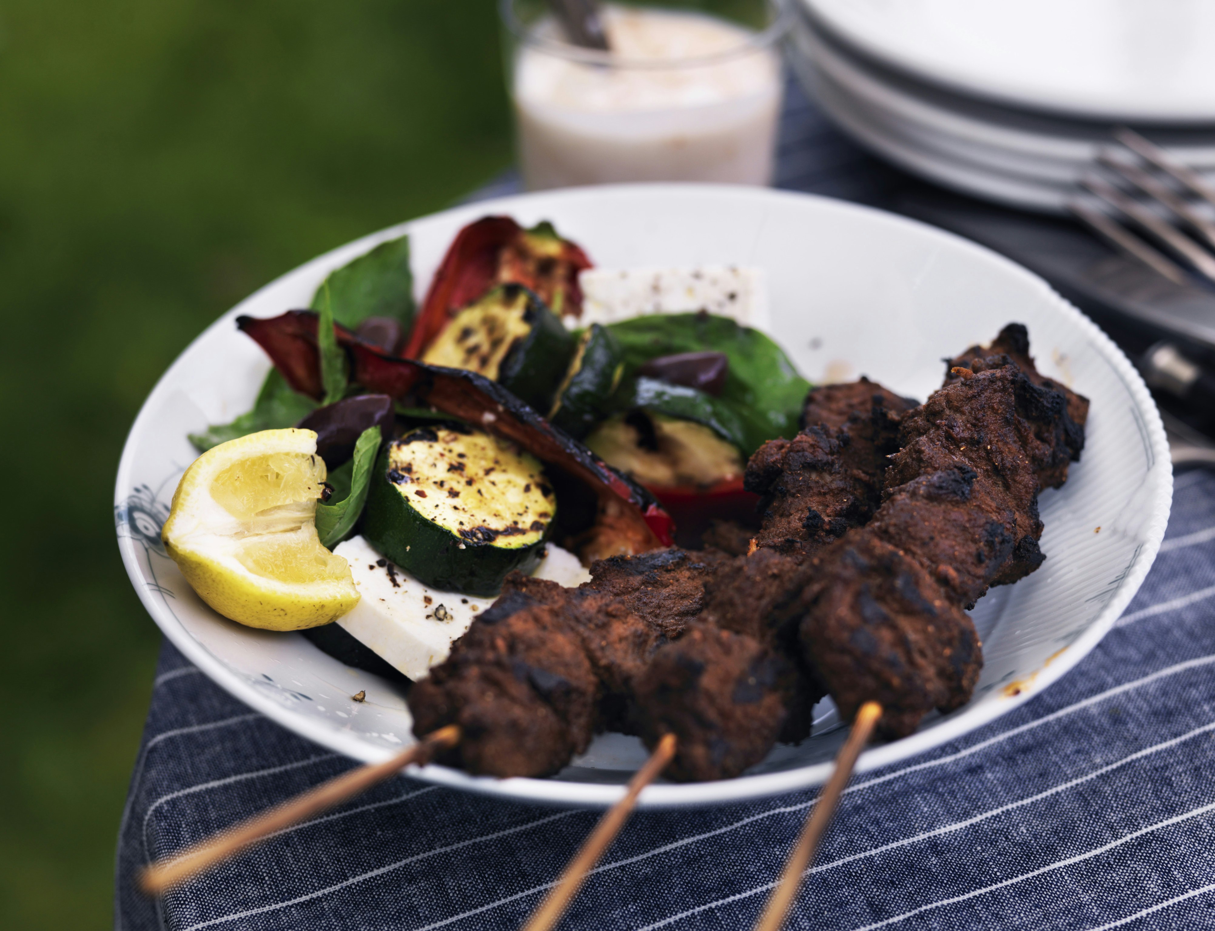 Lammekebab med grillet squashsalat og citronyoghurt