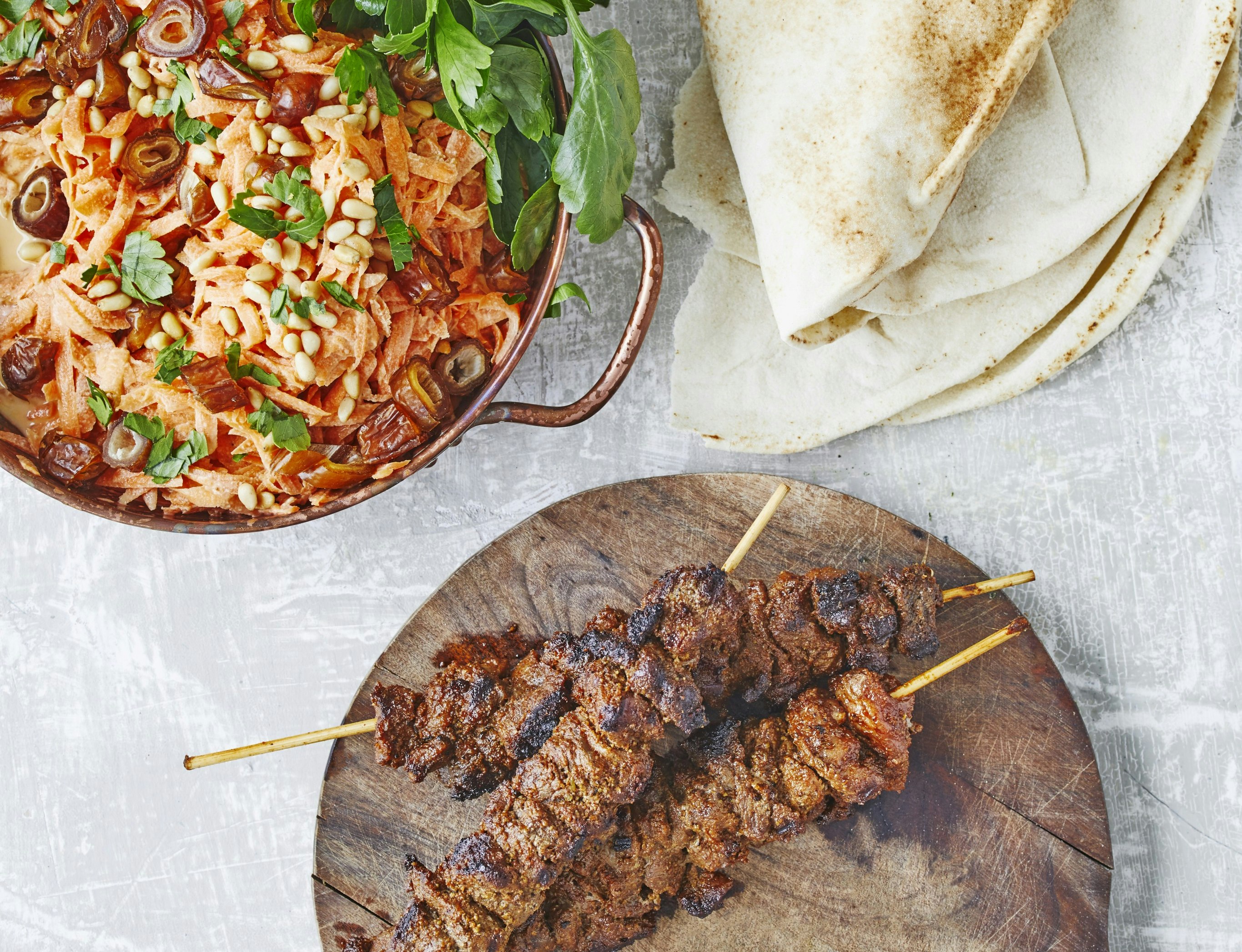 Lammekebabspyd og gulerodssalat med tahindressing