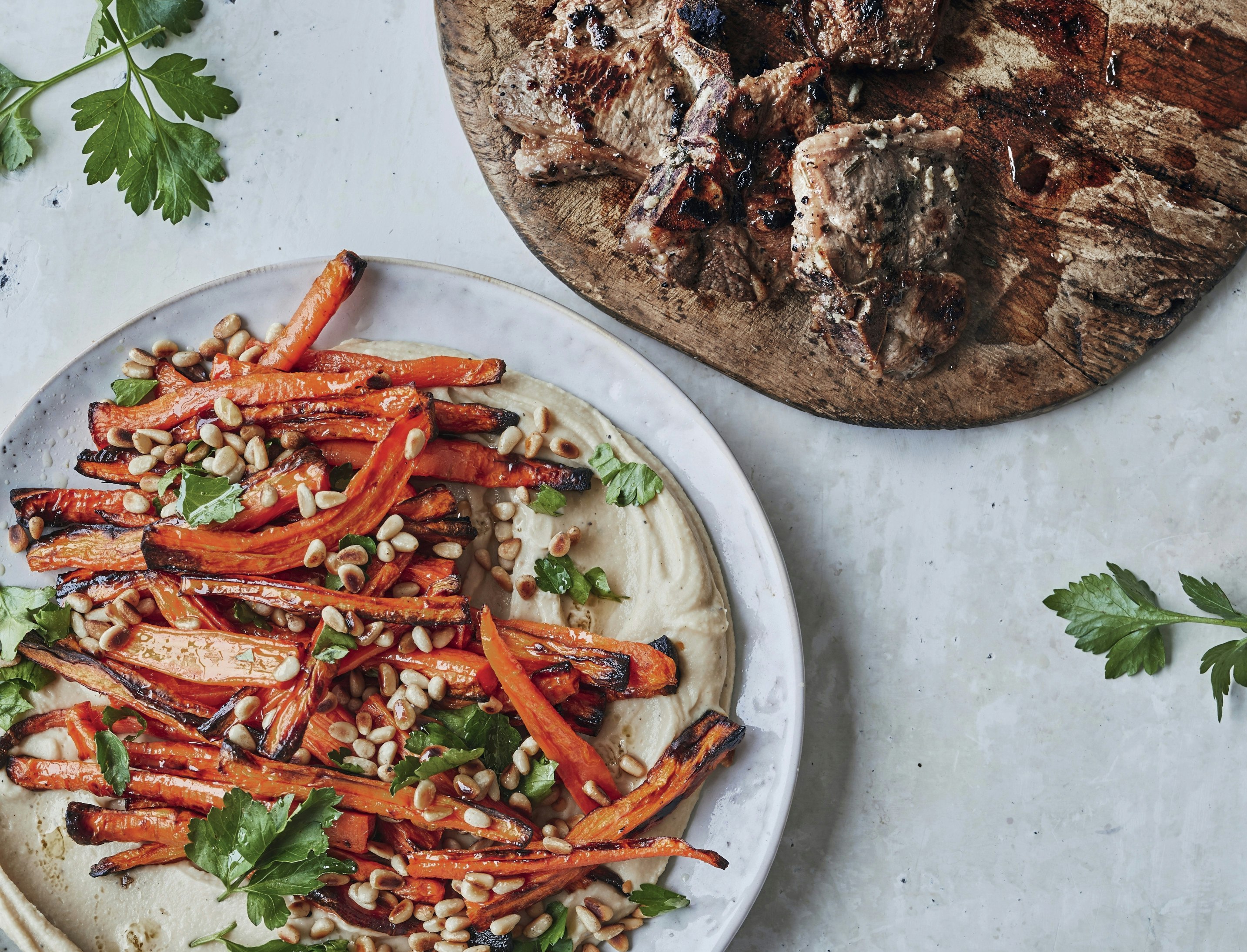 Lammekoteletter med dip og ristet gulerodssalat