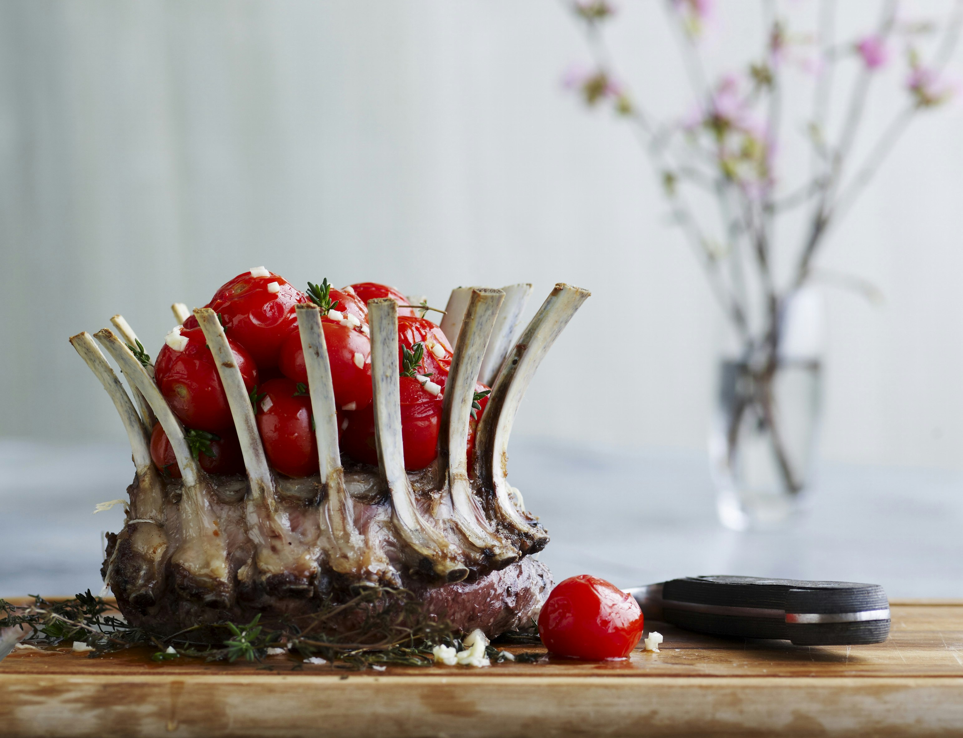 Lammekrone og ovnbagte tomater