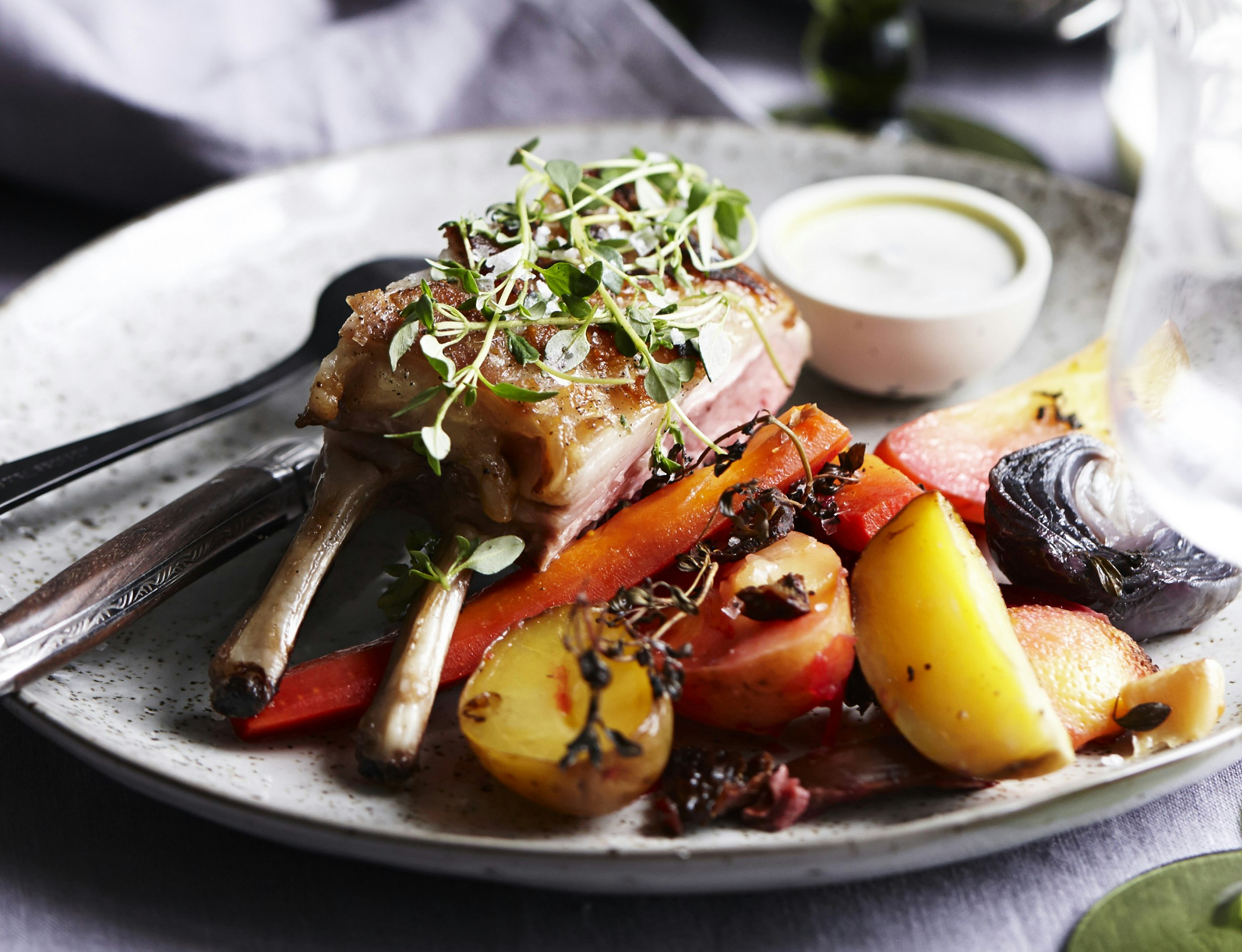 Lammeryg med rodfrugter og rødkålssalat