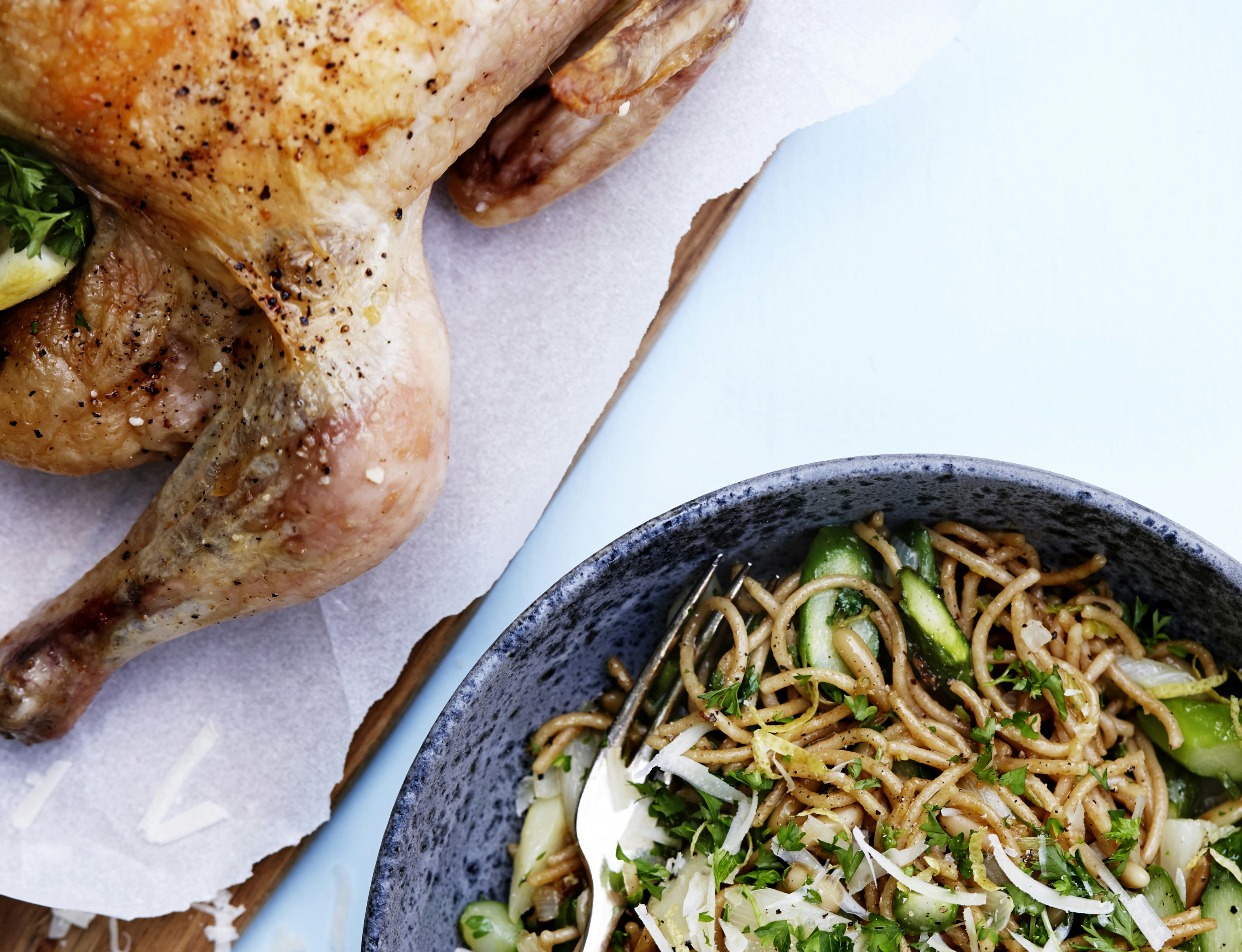 Langtidsstegt kylling og spaghetti med asparges