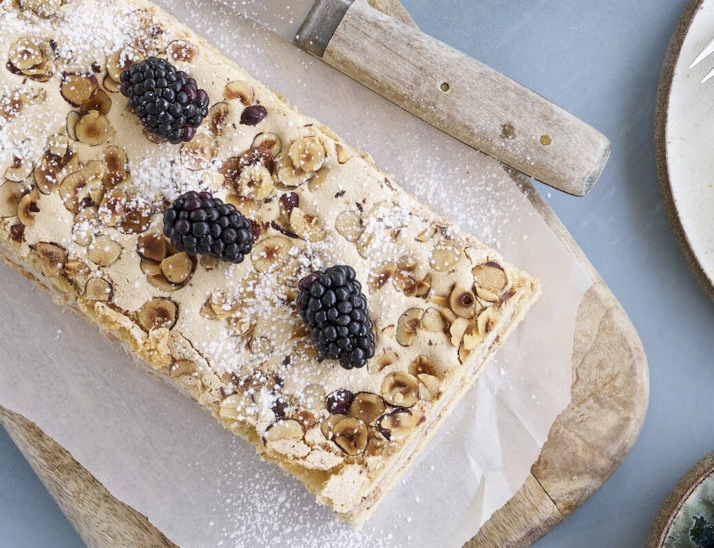 Letfrossen lagkage med chokoladecreme og brombær