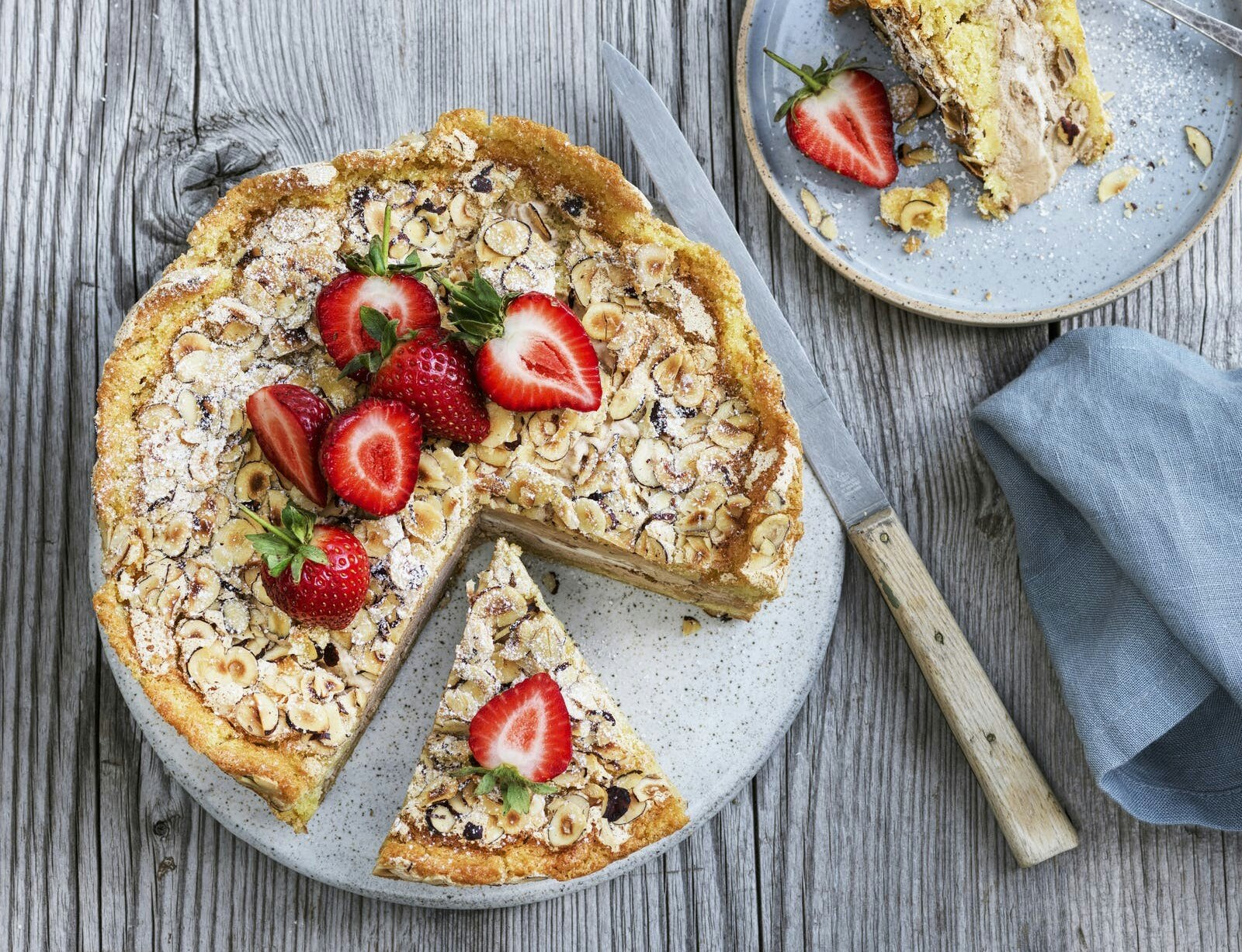 Letfrossen nougatlagkage med jordbær