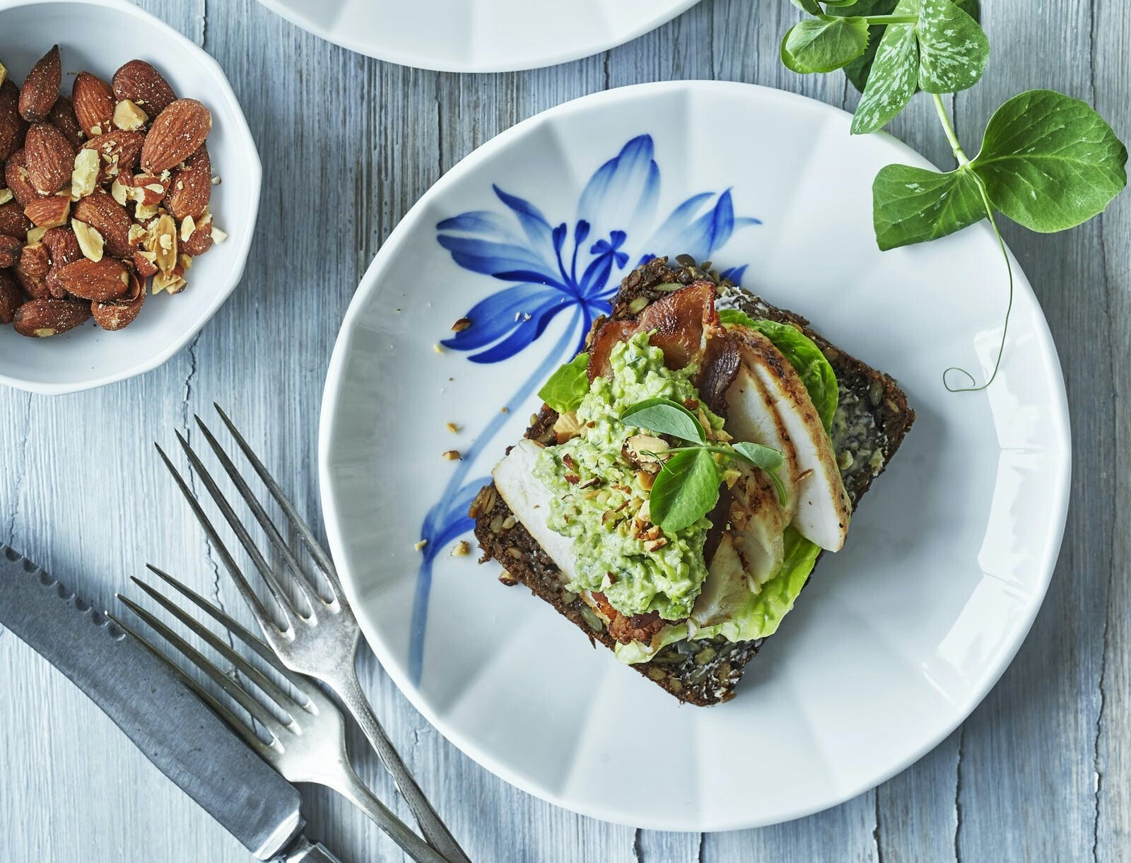 Letsprængt kyllingebryst med ærtecreme og bacon